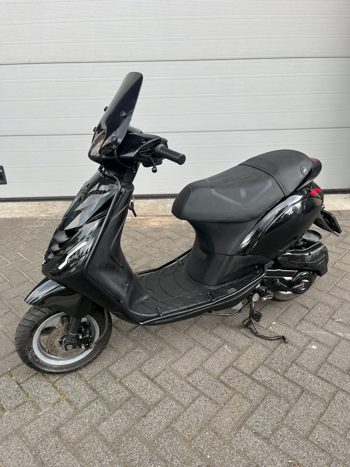 Piaggio zip 4t 50cc 2v Hoog glans zwart Brom Alpha led, Ophalen of Verzenden, Zo goed als nieuw, Benzine, Zip