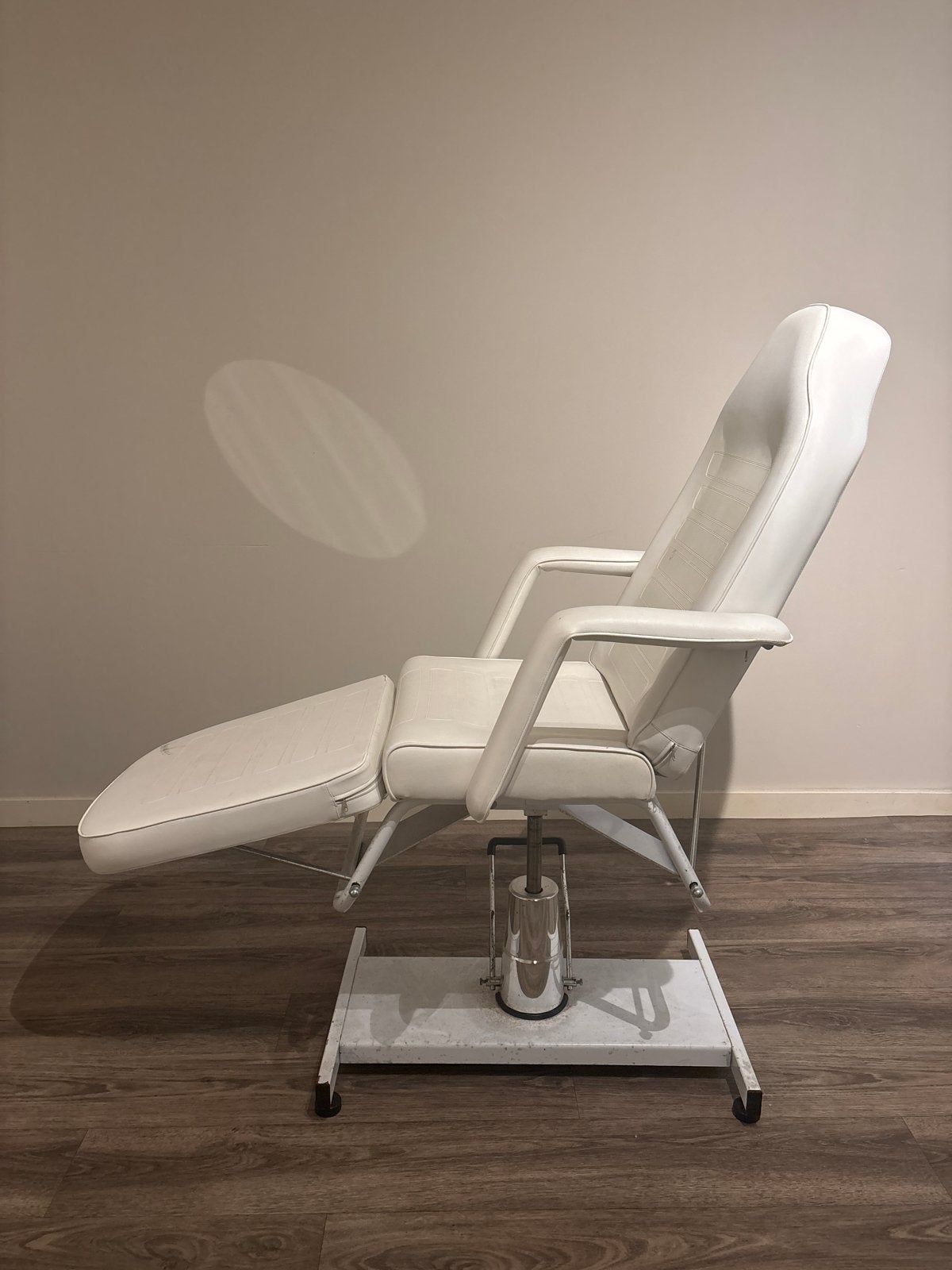 Schoonheidssalon of pedicure behandelstoel en tabouret, Ophalen