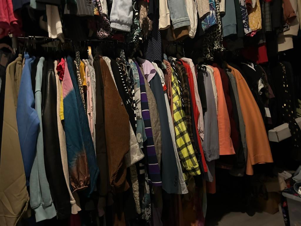 Grote partij dames-, heren- en kinderkleding (12 zakken), Ophalen, Gedragen