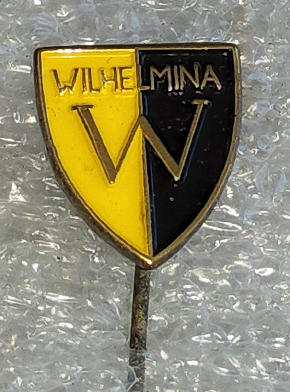 Vintage Speldje Wilhelmina - Zwart Geel, Verzamelen, Speldjes, Pins en Buttons, Ophalen of Verzenden, Gebruikt, Overige onderwerpen