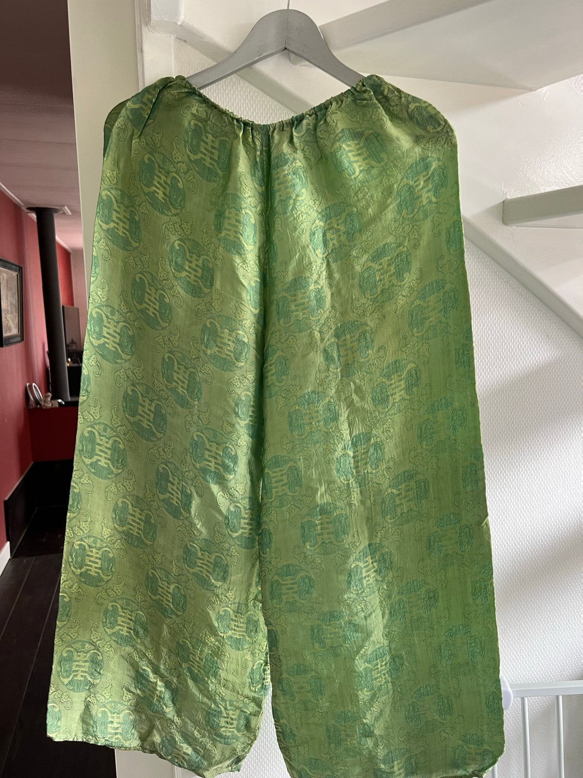 Groene zijden  broek met patroon, Kleding | Dames, Broeken en Pantalons, Maat 38/40 (M), Ophalen of Verzenden, Lang, Gedragen