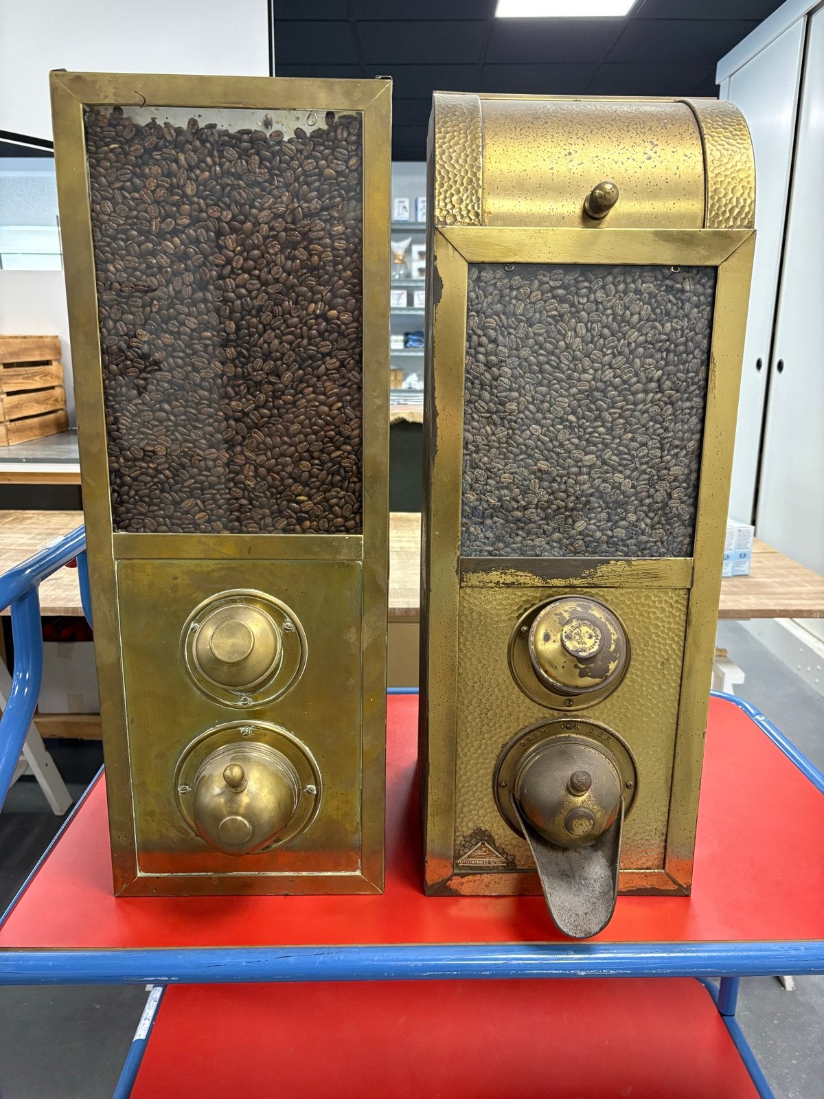 Antieke Otto Kind Koffiebonen Dispenser - Set van 2, Ophalen