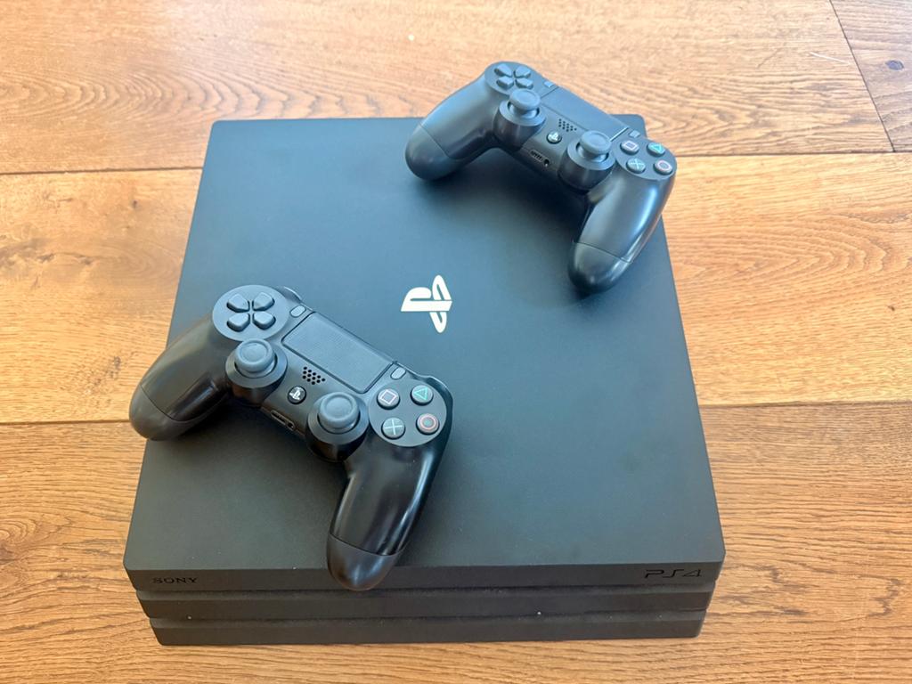 PlaysStation 4 Pro met 2 originele controllers, Spelcomputers en Games, Spelcomputers | Sony PlayStation 4, Ophalen, Met 2 controllers