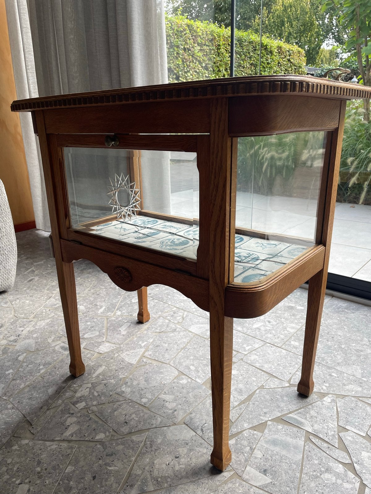 Antiek theekastje met afneembaar dienblad en gegraveerd glas, Ophalen