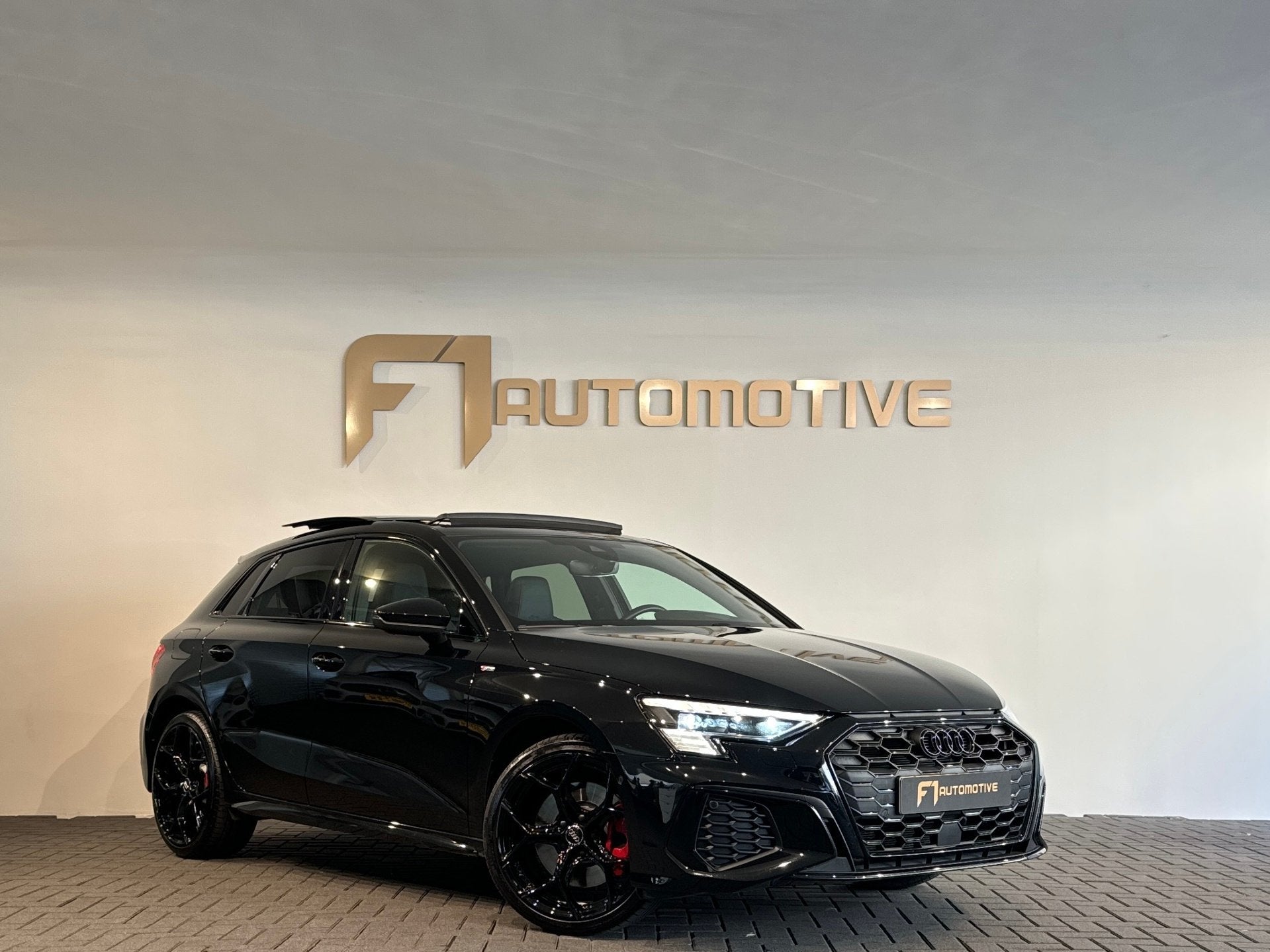 Audi A3 Sportback 45 TFSI e S Line Competition Pano|Massage|, Dealer onderhouden, Gebruikt, Euro 6, 4 cilinders