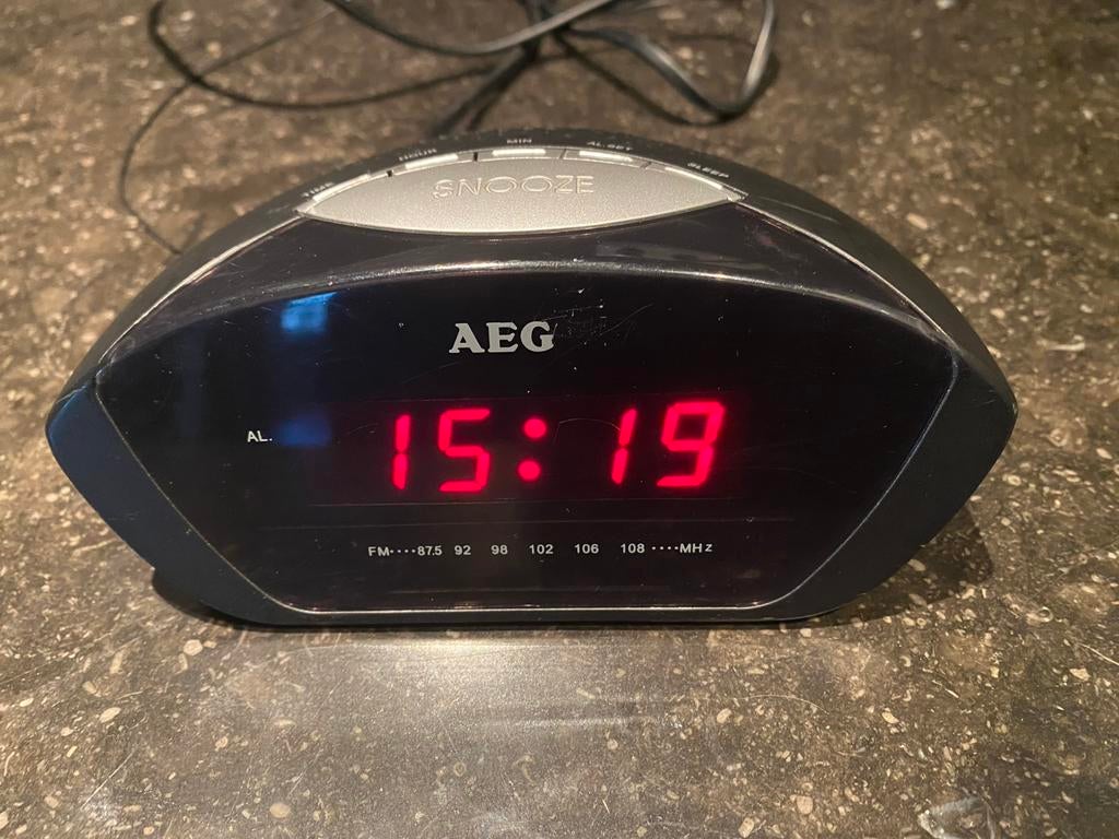 AEG Wekkerradio Digitaal, Ophalen of Verzenden, Zo goed als nieuw, Digitaal, Wekker of Tafelklok