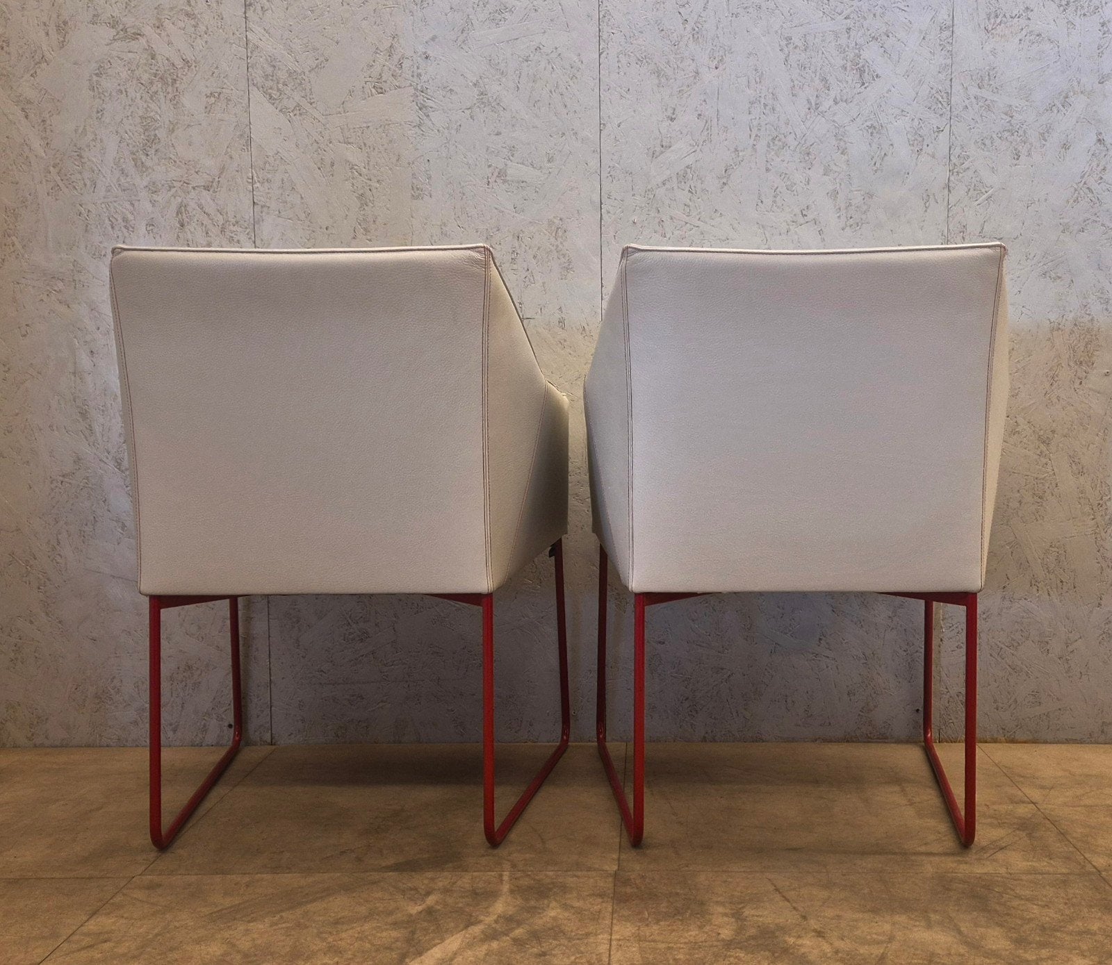 Leolux Mara eetkamerstoelen wit leer rood frame, Ophalen, Leolux, Zo goed als nieuw, N.v.t