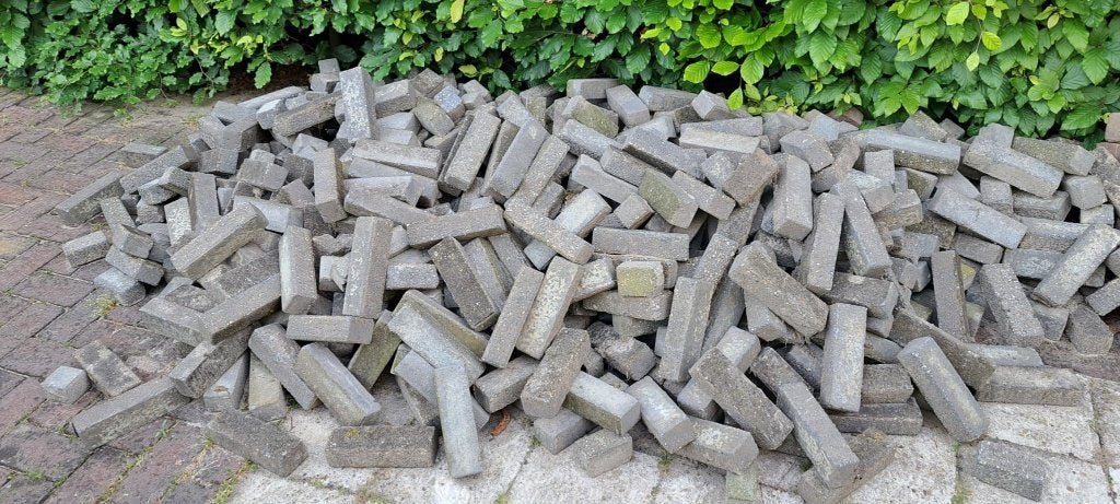Bakstenen, opsluitbanden en tuintegels gratis afhalen, Ophalen, Gebruikt, 10 m² of meer, Beton