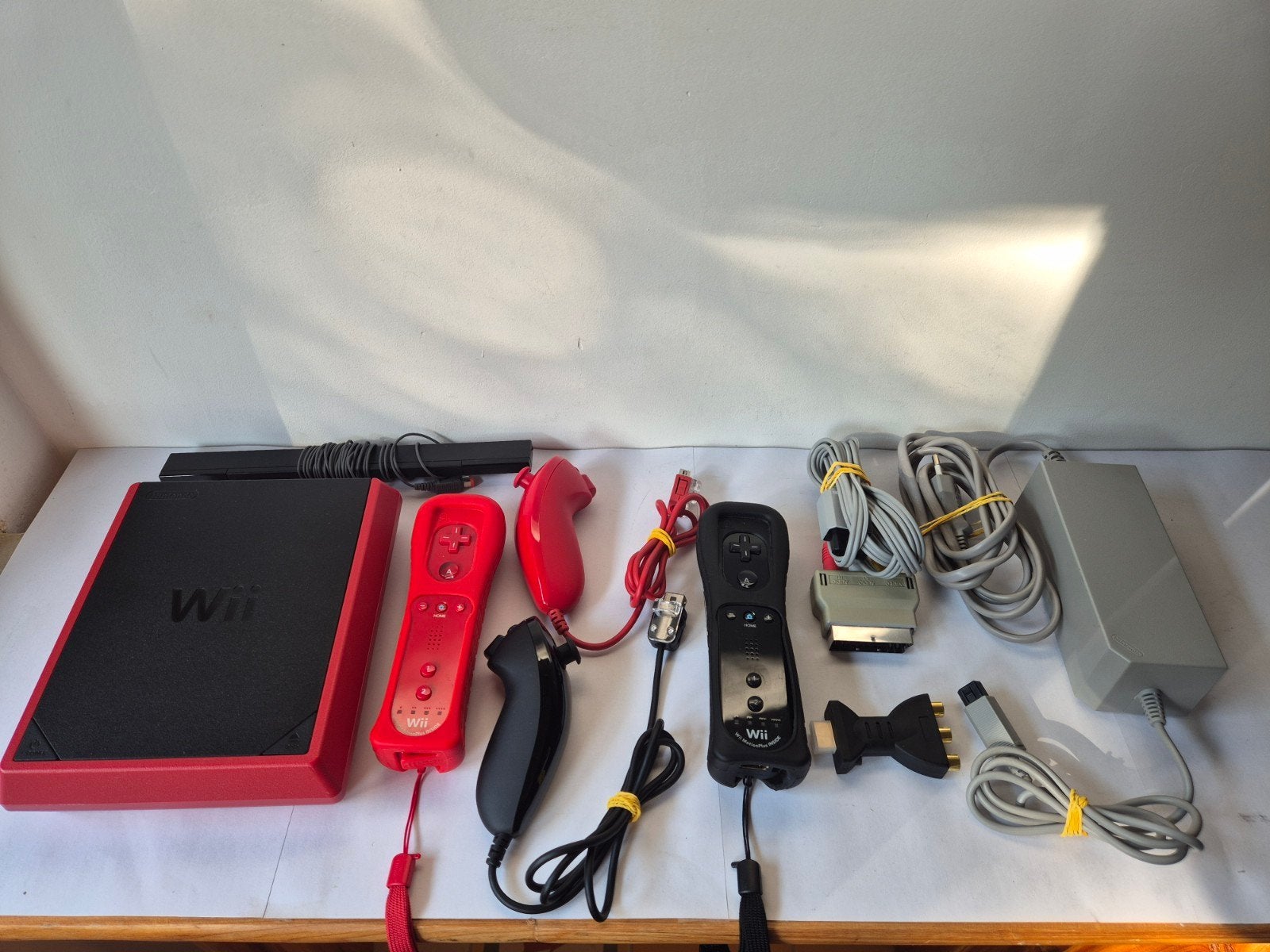 Complete Wii Mini, 2 WiiMote Plus, 2 Nunchuck, HDMI Adapter, Spelcomputers en Games, Ophalen of Verzenden, Zo goed als nieuw, Met 2 controllers