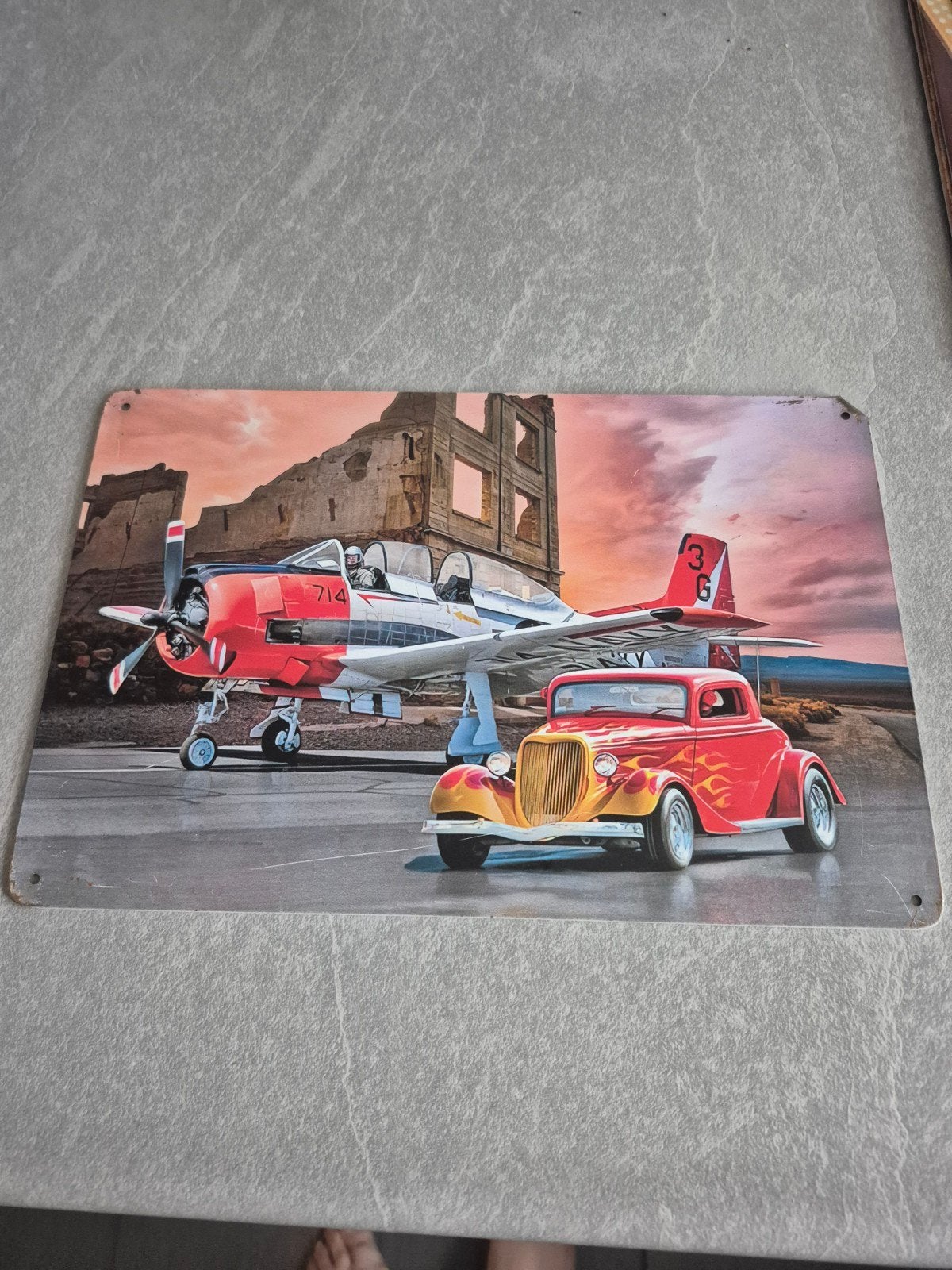 Metalen wandplaat vliegtuig en hot rod auto, Huis en Inrichting, Minder dan 50 cm, Gebruikt, Overige typen, Ophalen of Verzenden