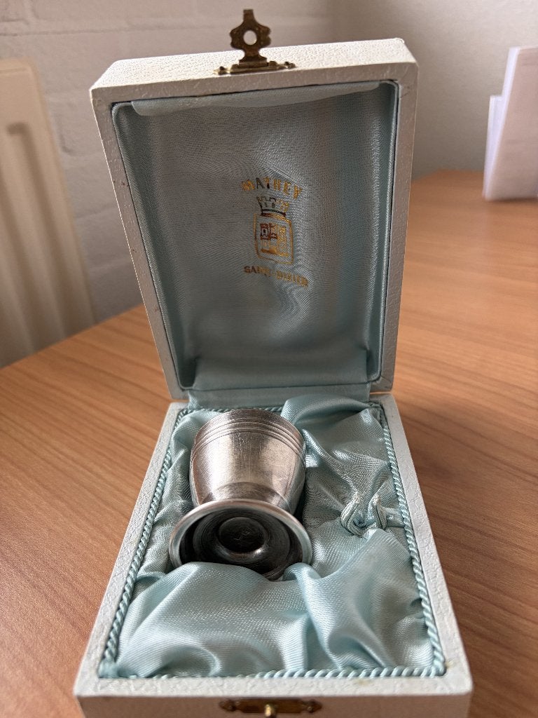 Zilveren eierdopje - gemerkt lopende leeuw 2- in cassette, Ophalen of Verzenden, Zilver