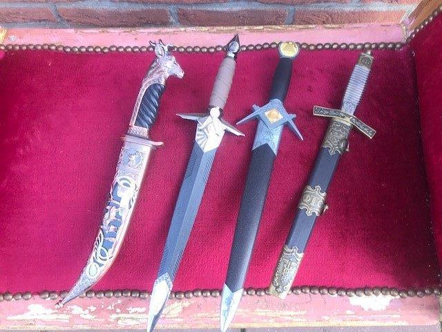 mooi lot van 4 dolken, allen netjes, Verzamelen, Ophalen of Verzenden, Overige soorten, Overige gebieden, Mes of Dolk