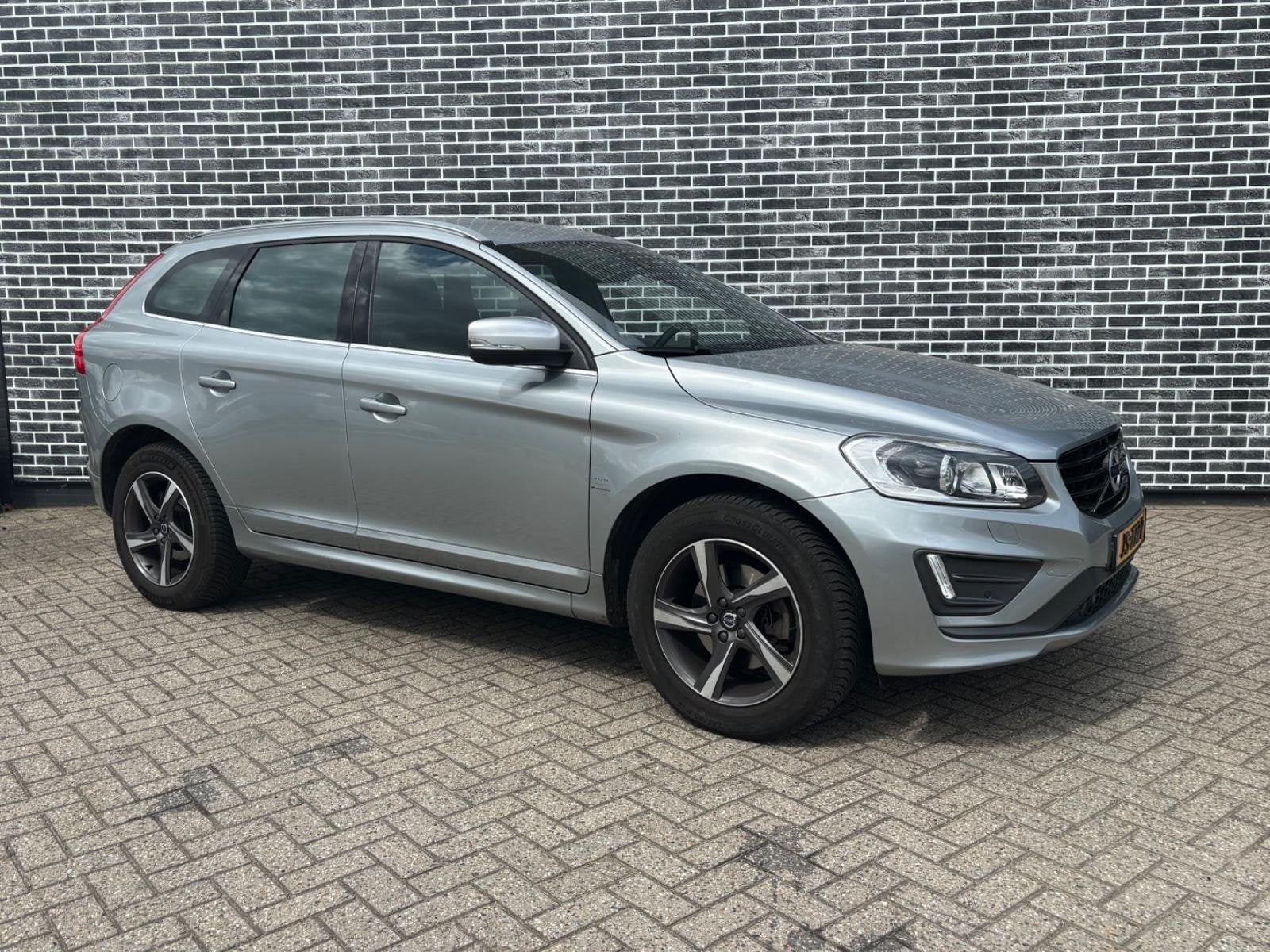 Volvo XC60 2.4 D5 R-Design | Trekhaak | Lederen Bekleding |, Auto's, Gebruikt, 197 €/maand, Bedrijf, Vierwielaandrijving