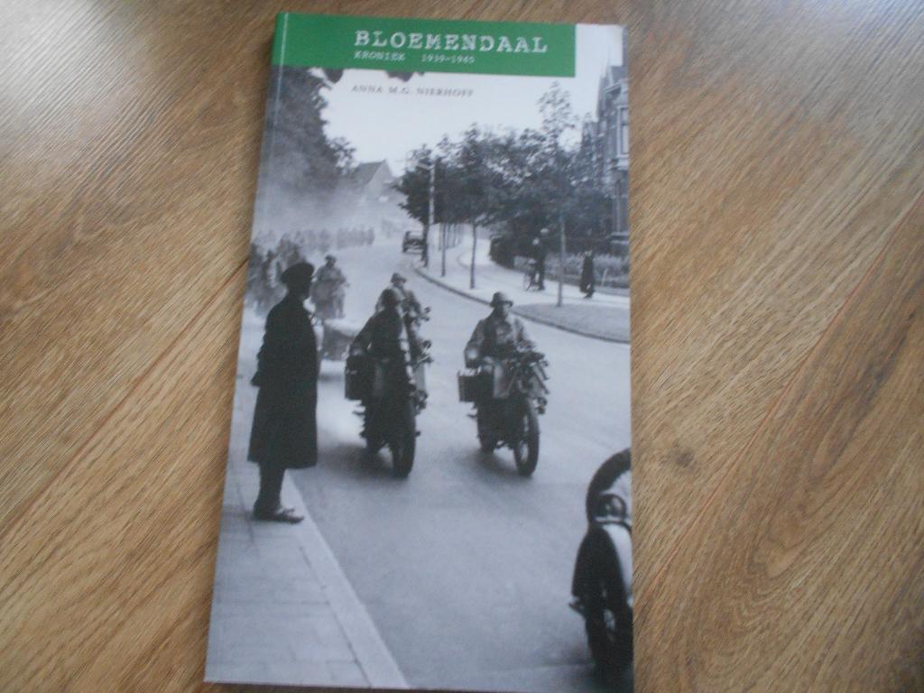 Anna M.G. Nierhoff Bloemendaal kroniek 1939-1945, Boeken, Ophalen of Verzenden, Tweede Wereldoorlog, Zo goed als nieuw, Overige onderwerpen