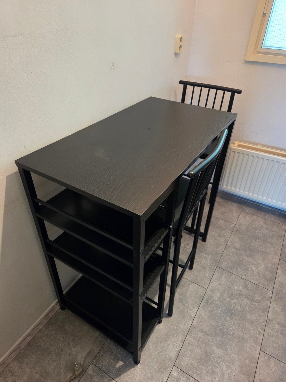 Zwarte bartafel met 2 stoelen en opbergruimte, Huis en Inrichting, Gebruikt, 100 tot 150 cm, Modern, Industrieel, Tot twee personen