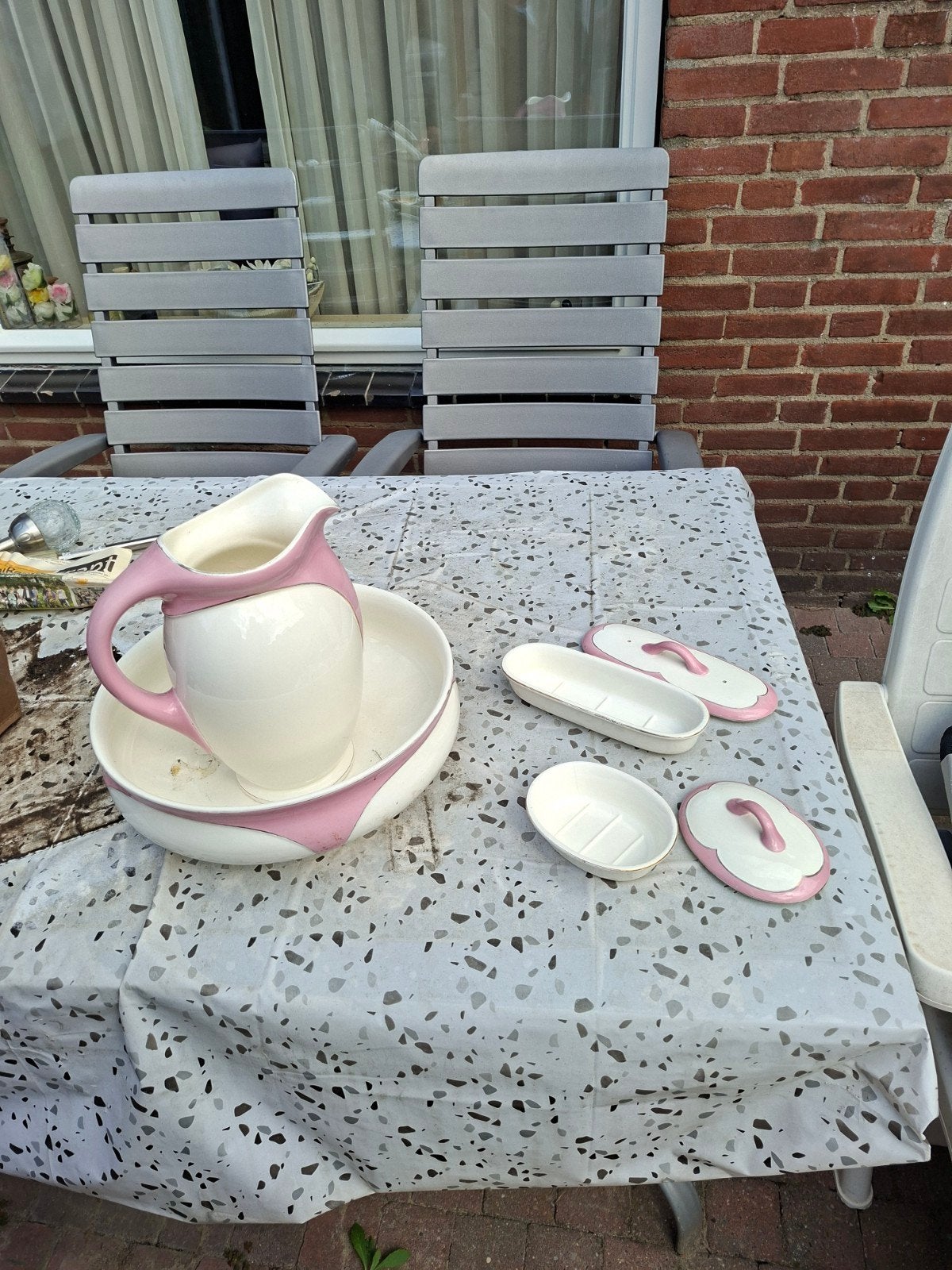 Vintage waskom en kan set met roze accenten, Ophalen