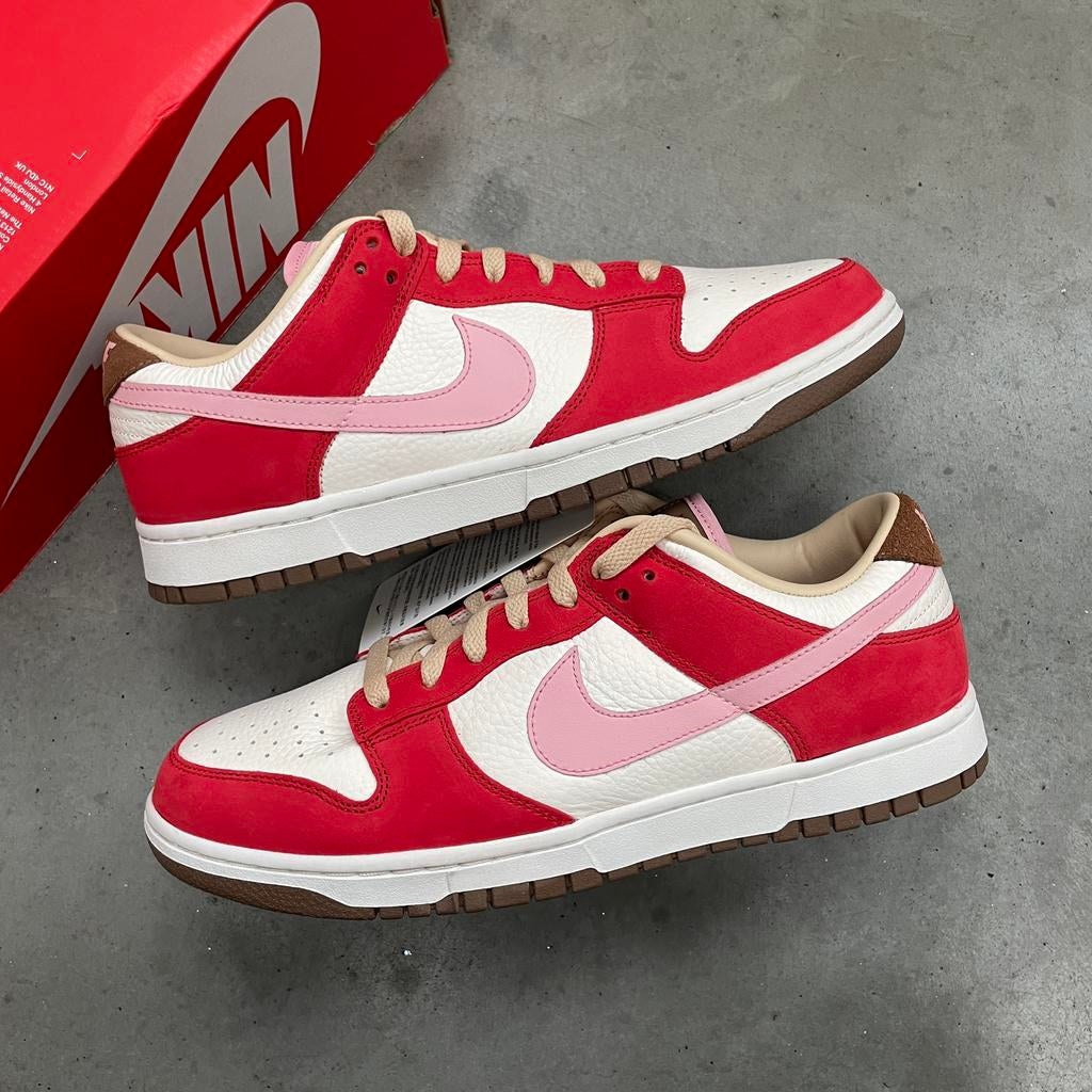 Nike Dunk Low PRM Bacon Sport Red/Sheen-Straw-Sail 44, Wit, Nieuw, Ophalen of Verzenden, Sneakers of Gympen