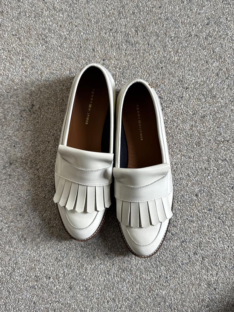 Tommy Hilfiger Instappers - Nieuwstaat, Nieuw, Ophalen of Verzenden, Wit, Instappers