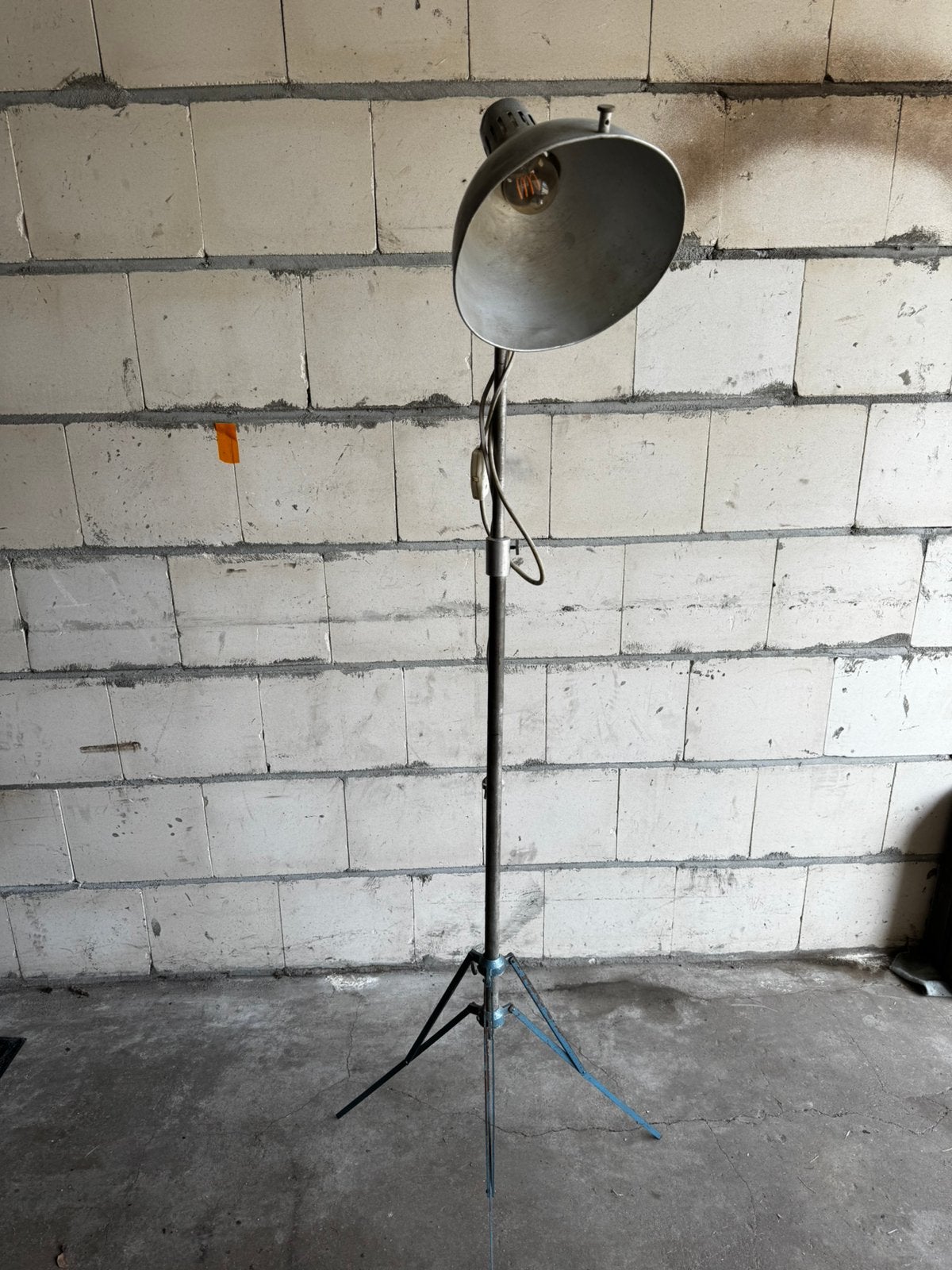 Vintage industriële vloerlamp ikb berlijn, Huis en Inrichting, Lampen | Vloerlampen, Ophalen