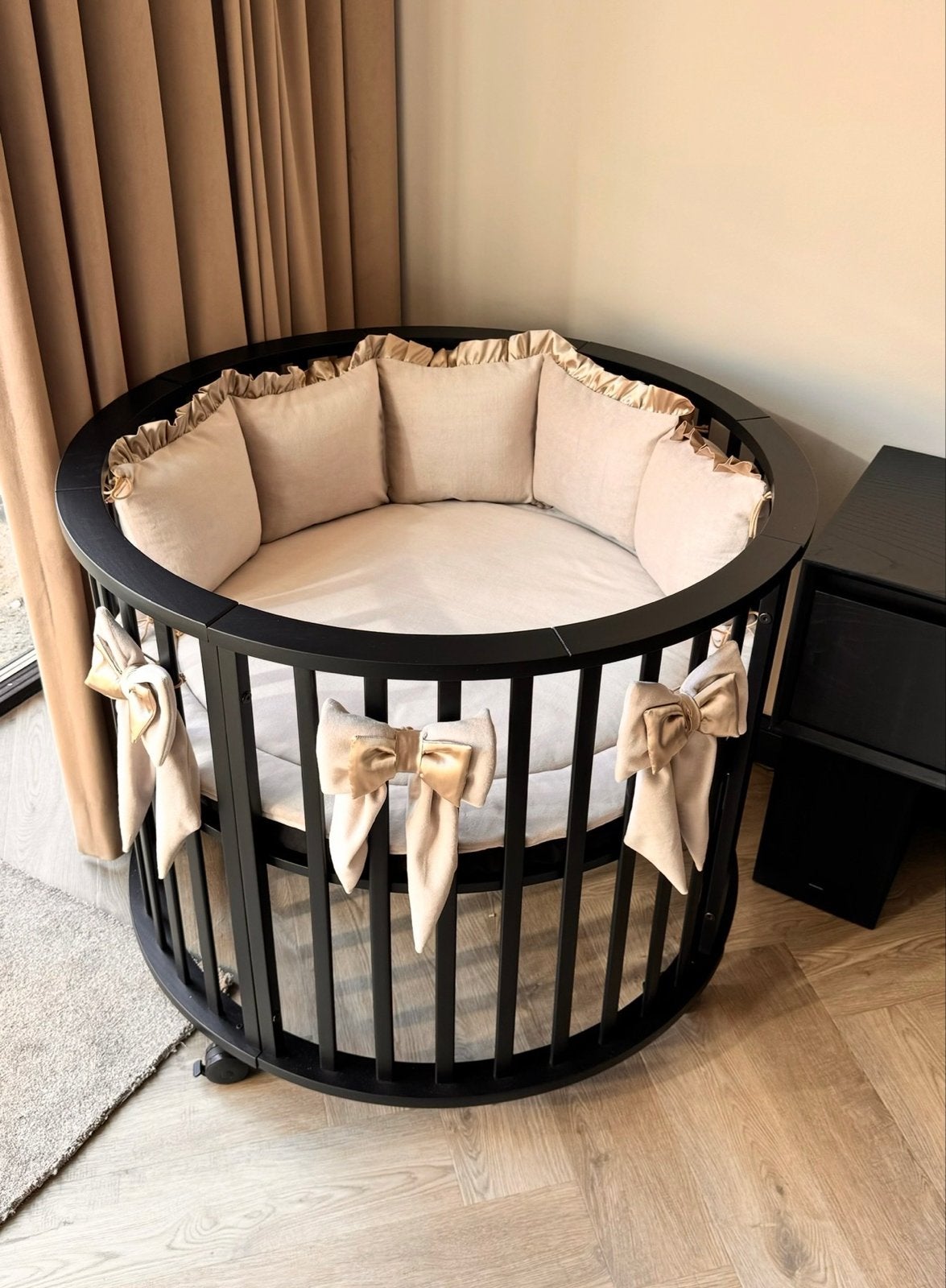 Bopita Box Rond Zwart met complete Poppedoll boxaankleding, Ophalen of Verzenden, Zo goed als nieuw, Rond, Boxkleed
