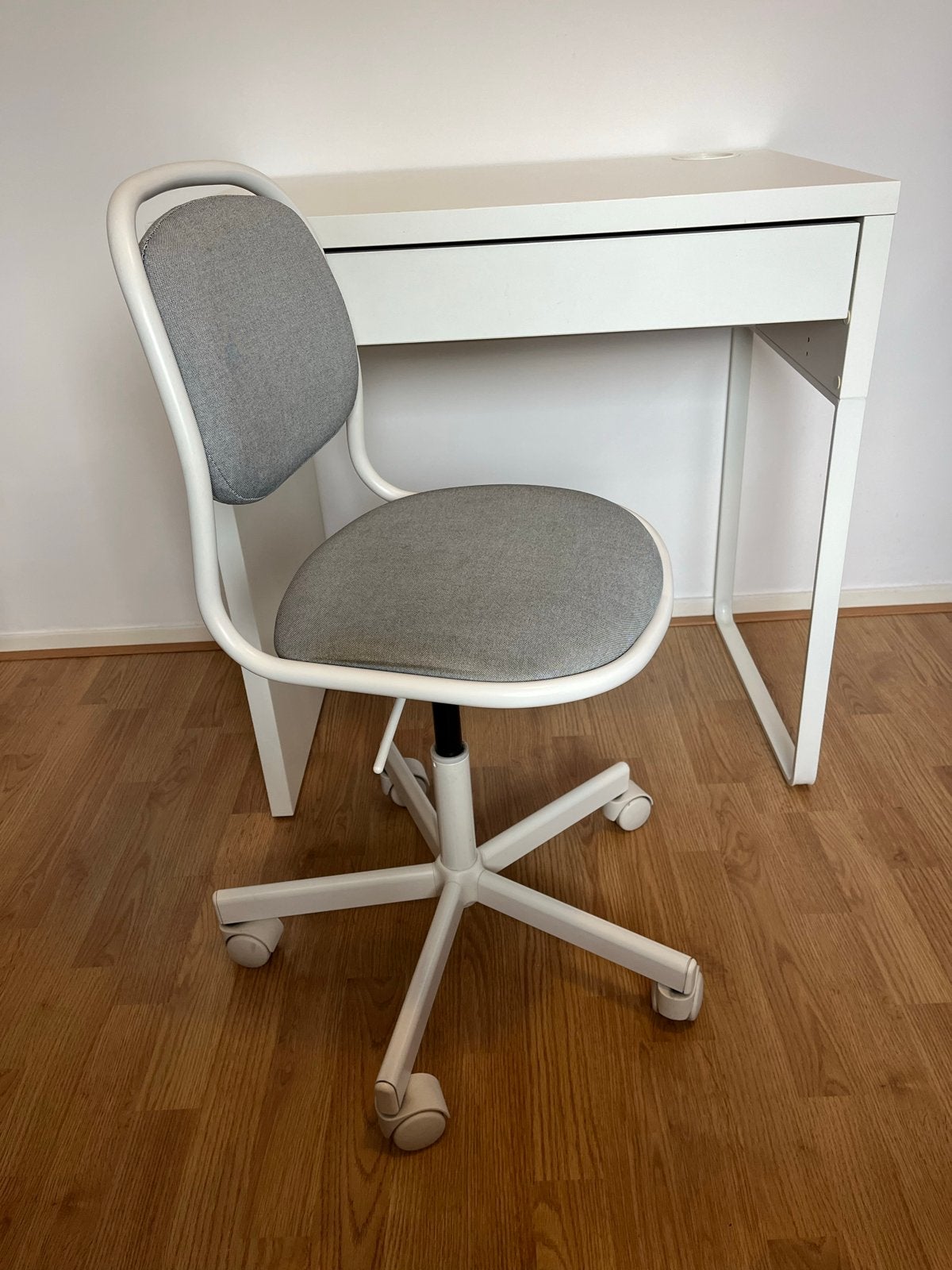 Ikea Bureau en Bureaustoel Kinderen - Hoogte Verstelbaar, Huis en Inrichting, Ophalen, Gebruikt, Hout, Kinderbureau