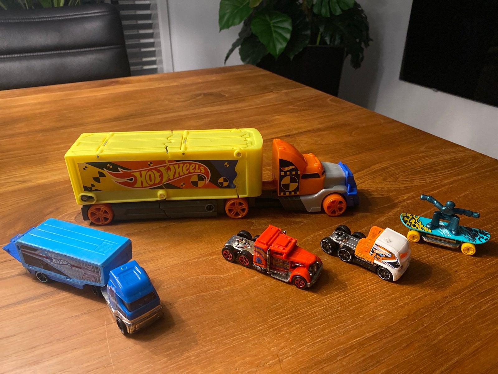 Hot Wheels vrachtwagens en skateboard set, Ophalen of Verzenden, Gebruikt