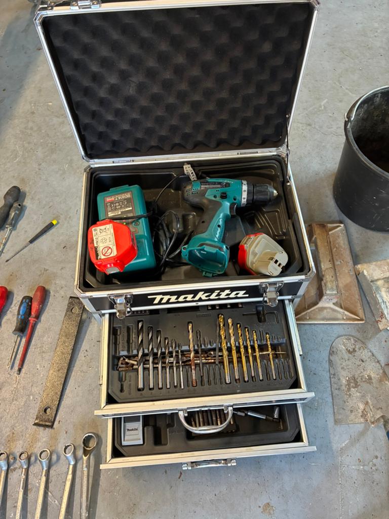 Set gereedschap, 110 stuks + Makita met 2 accus, Doe-het-zelf en Verbouw, Gereedschap | Boormachines, Ophalen, Gebruikt, Overige typen