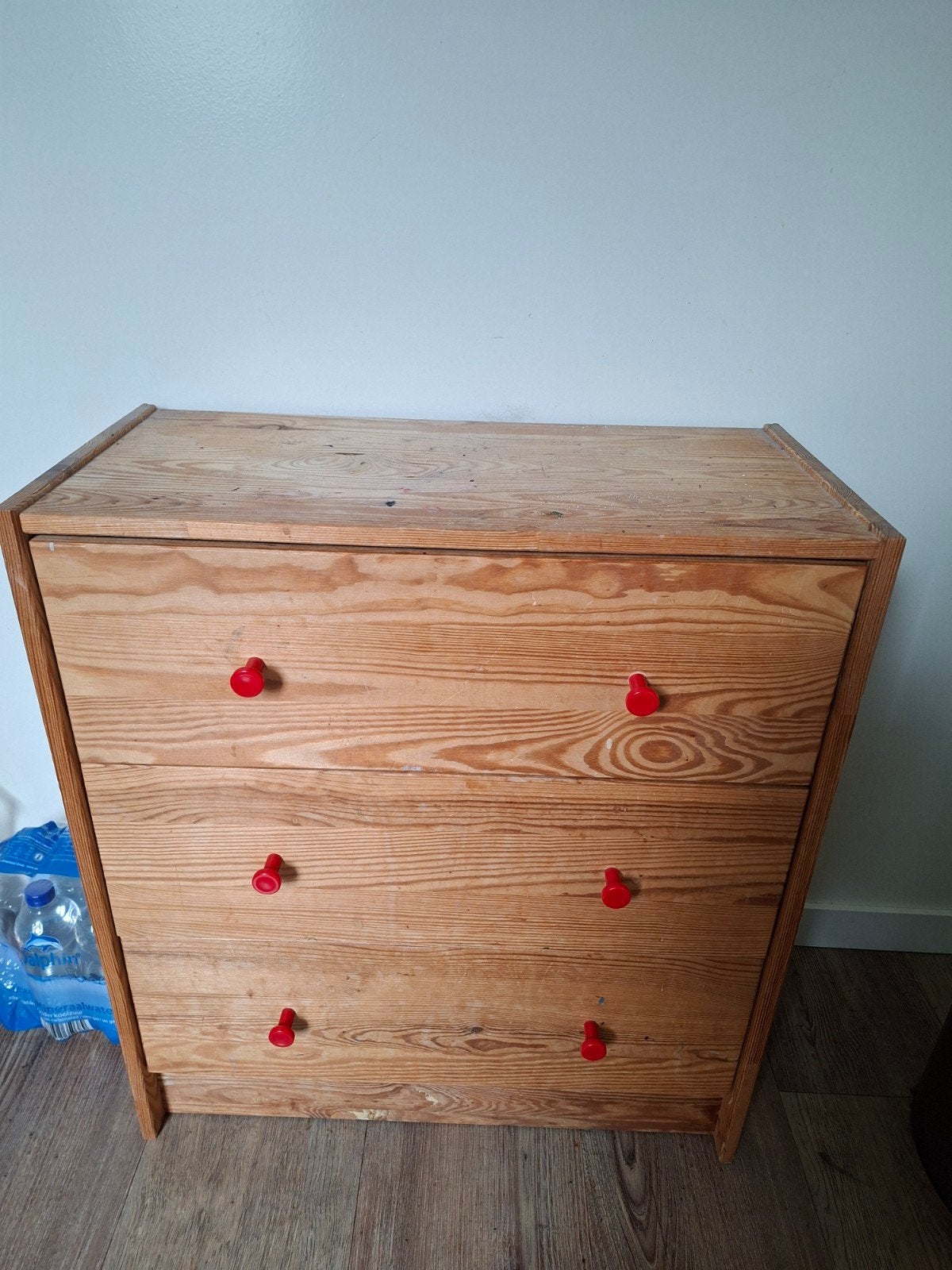 Houten ladekast met 3 laden en rode knoppen 62x70 cm, Ophalen, Gebruikt, 100 tot 150 cm, Landelijk, Speels