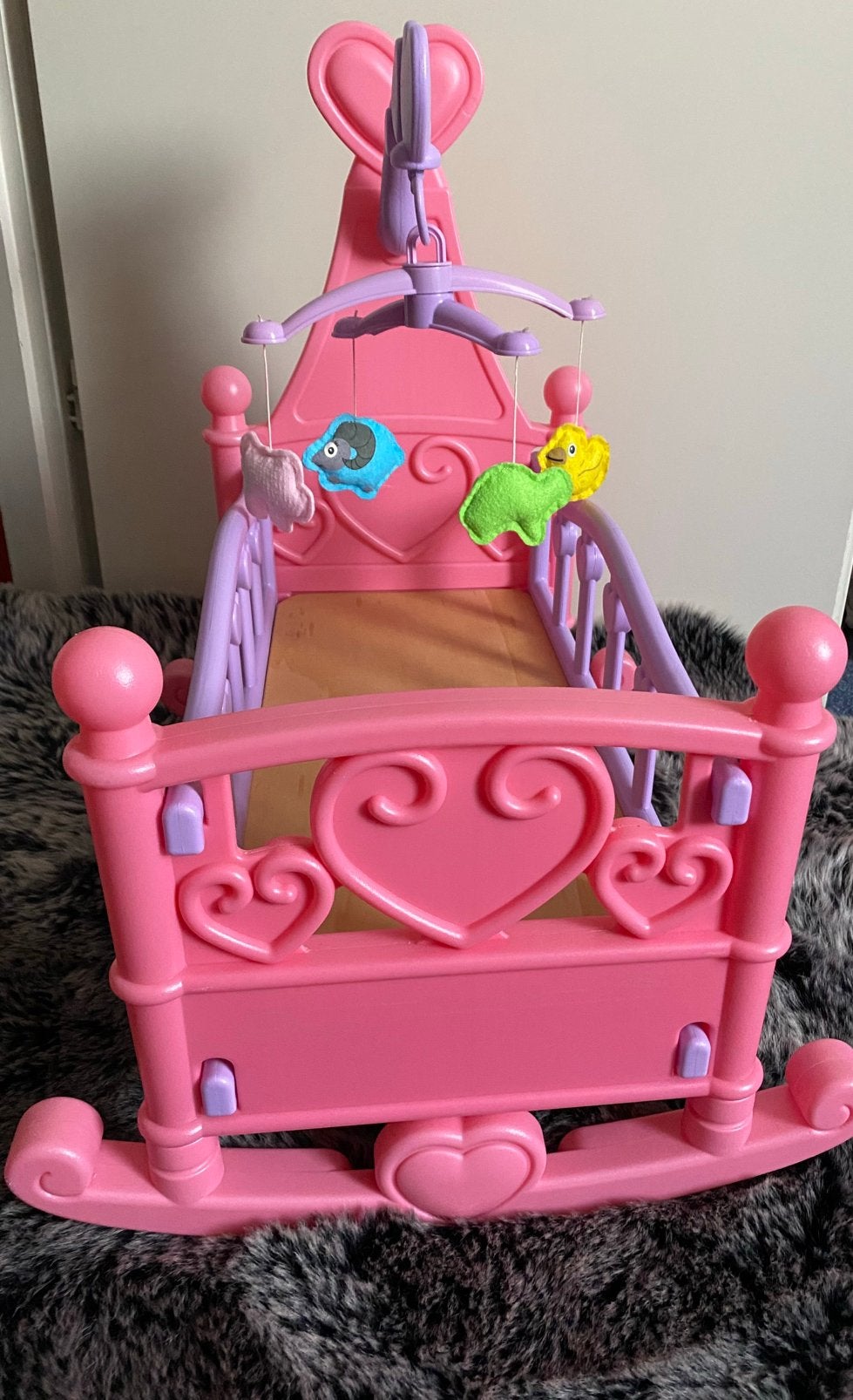 Poppen wieg bedje met schommel functie, Kinderen en Baby's, Verzenden, Zo goed als nieuw, Overige typen