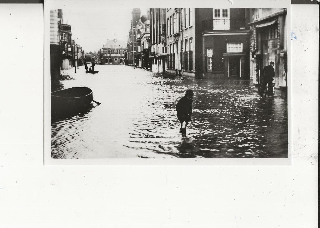 Dordrecht Bagijnhof Watersnood 1 febr 1954 Foto Beerman, Ophalen of Verzenden, 1940 tot 1960, Ongelopen, Zuid-Holland