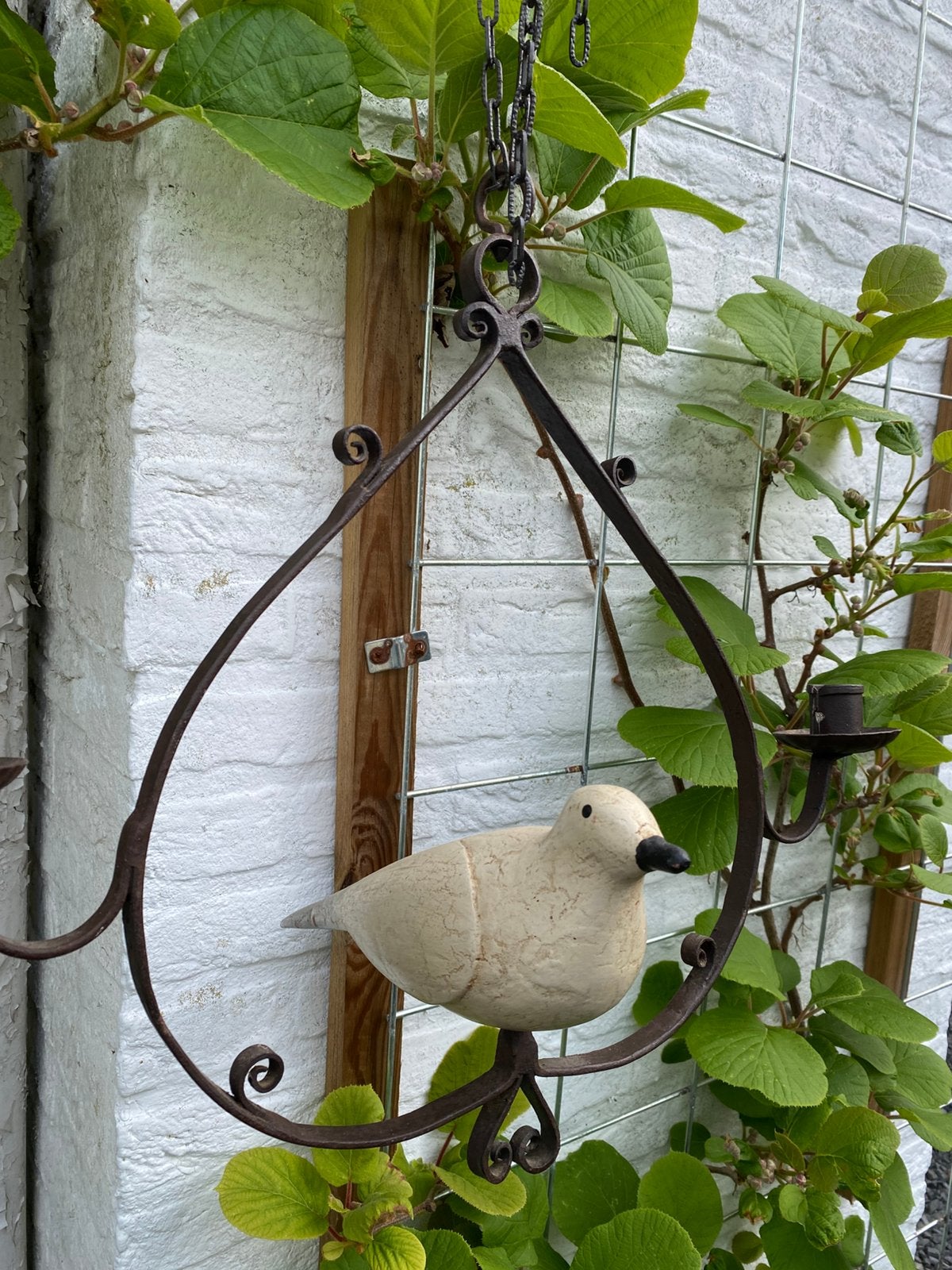 Hanger/kaarshouder van metaal , daarin een houten duif, Ophalen