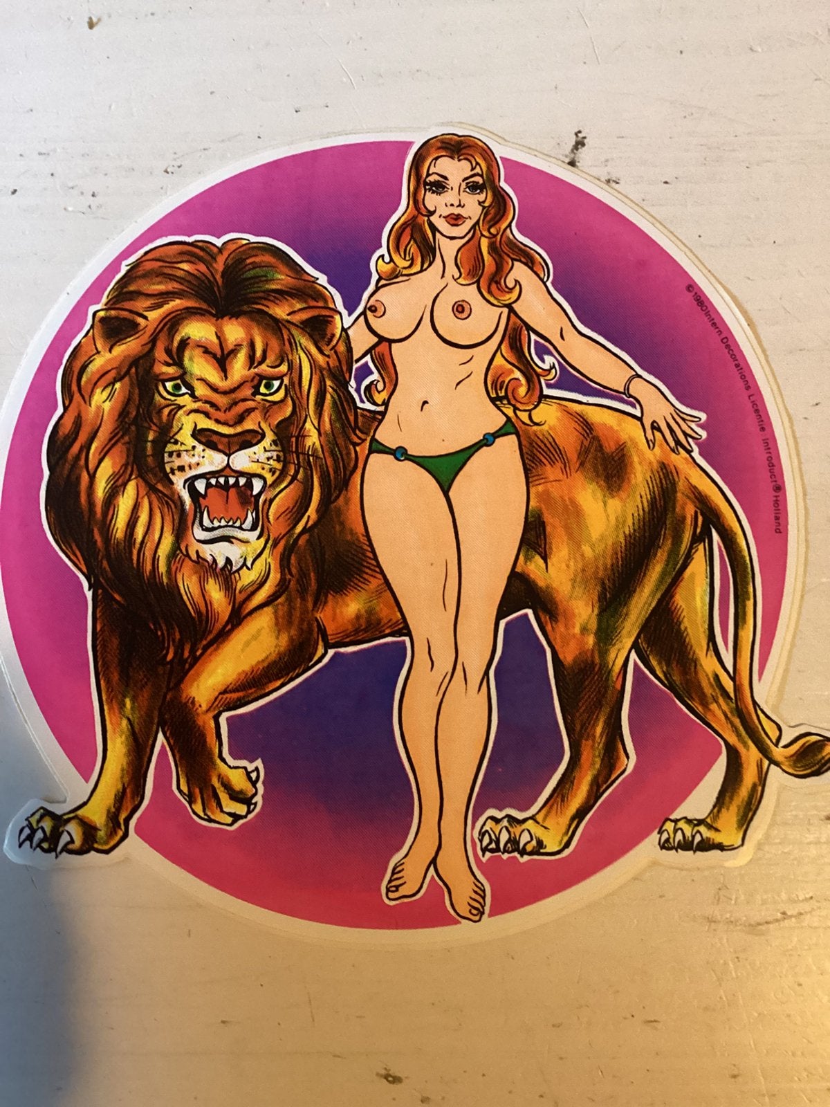 Sticker sexy dame met leeuw, Verzenden, Zo goed als nieuw