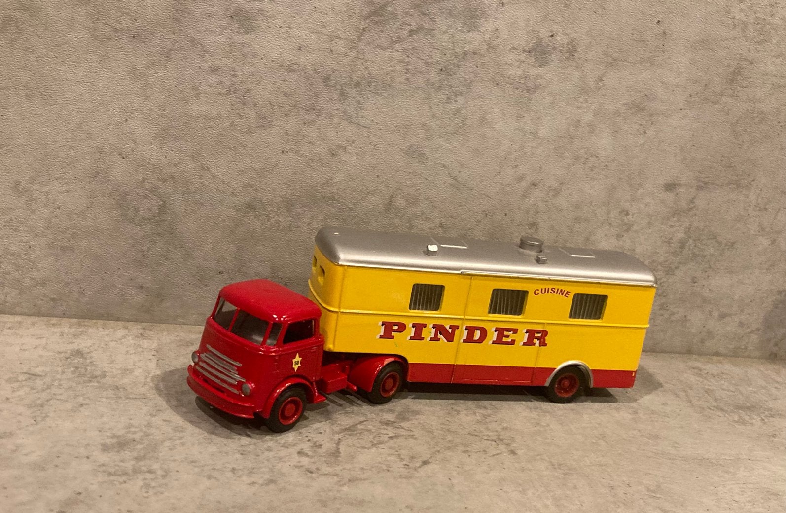 Daf circuswagen Pinder, Ophalen of Verzenden, Zo goed als nieuw, Bus of Vrachtwagen, Lion Toys