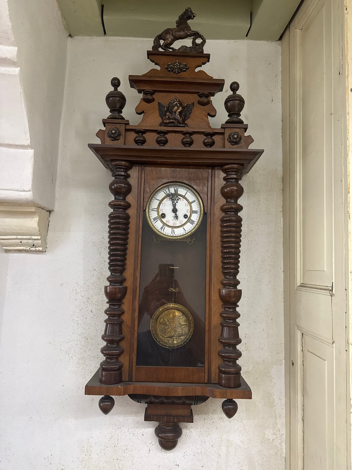 Antieke houten wandklok met gedetailleerde versieringen, Ophalen