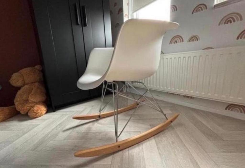 Witte schommelstoel, Eames stijl, zo goed als nieuw, Huis en Inrichting, Ophalen, Kunststof, Wit, Zo goed als nieuw