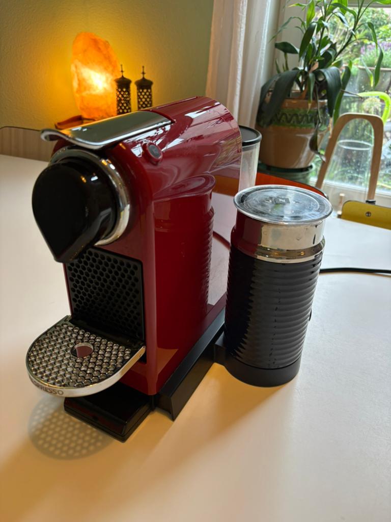 Nespresso Inissia Rood met Melkopschuimer, Witgoed en Apparatuur, Koffiezetapparaten, 10 kopjes of meer, Koffiemachine, Ophalen of Verzenden