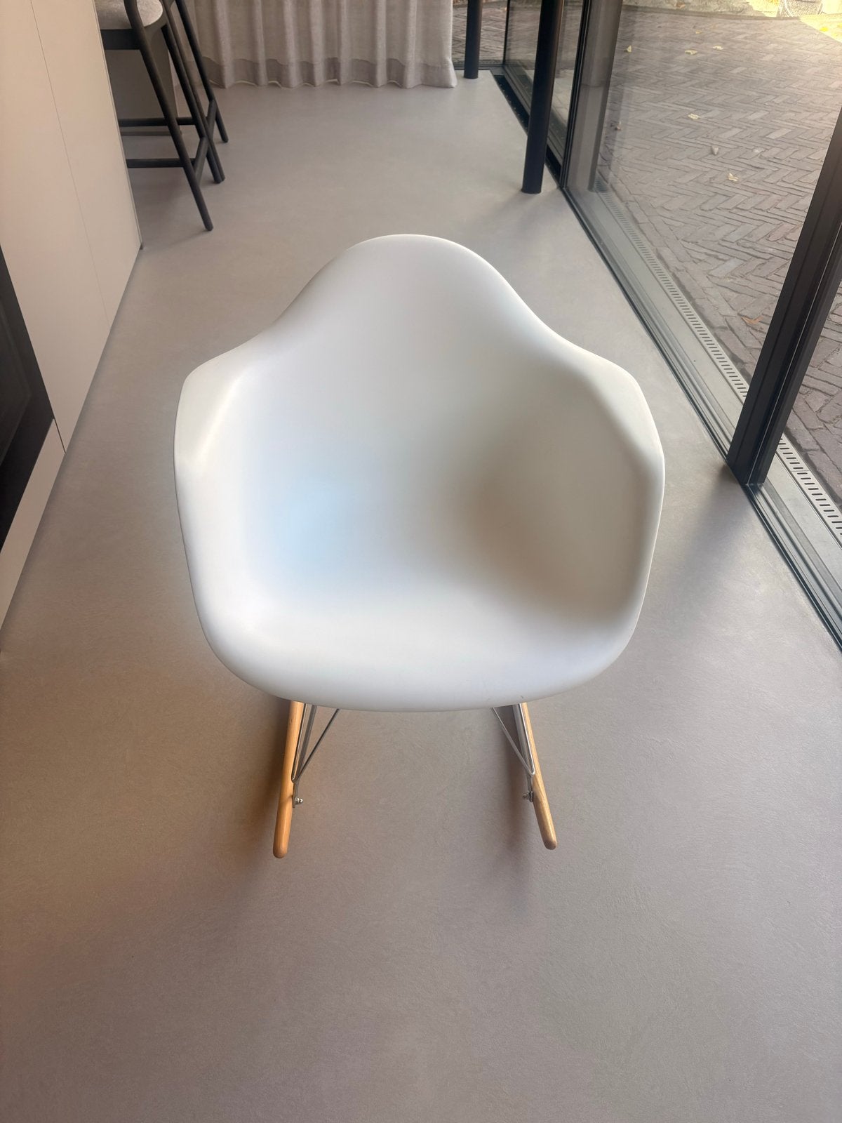 Mooie Eames schommelstoel, wit, Huis en Inrichting, Wit, Ophalen of Verzenden, Zo goed als nieuw, Eén