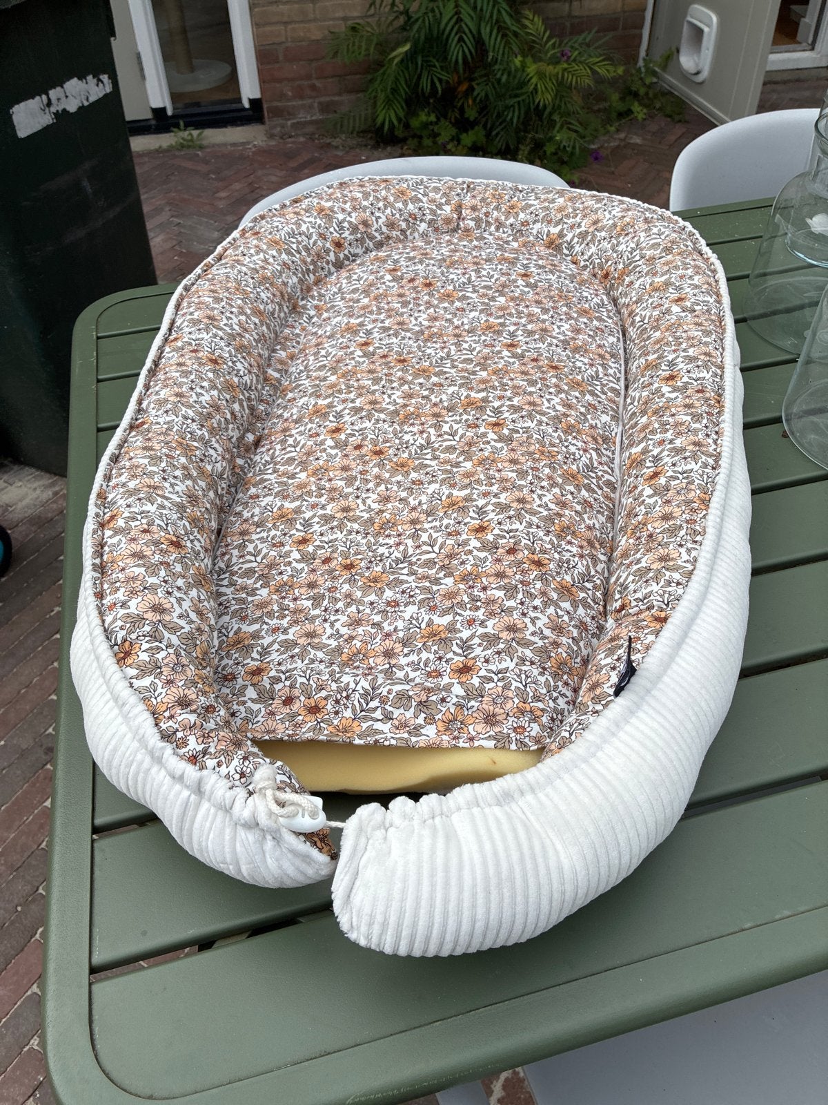 Tweezijdig babynestje met bloemenprint en ribstof, Ophalen, Gebruikt