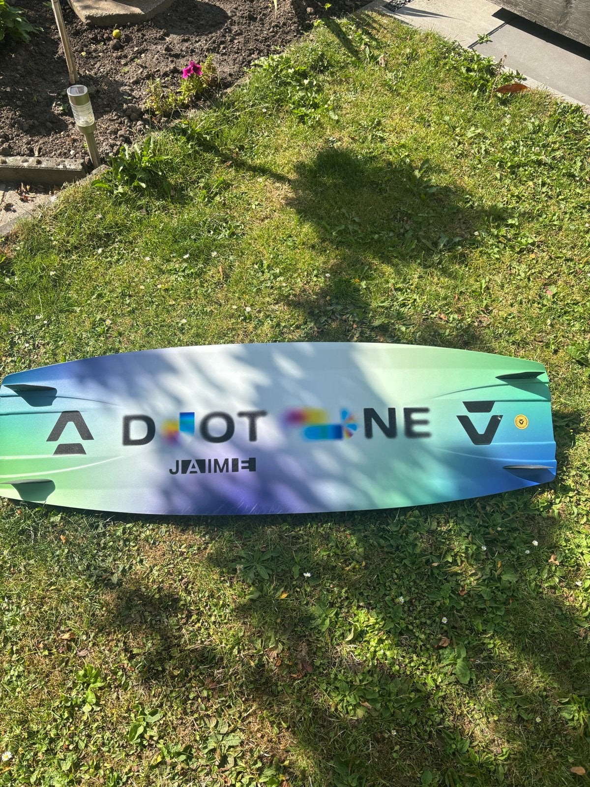 Duotone Jaime Twintip Kiteboard 136x40 met straps, Ophalen, Twintip, Kiteboard, Zo goed als nieuw