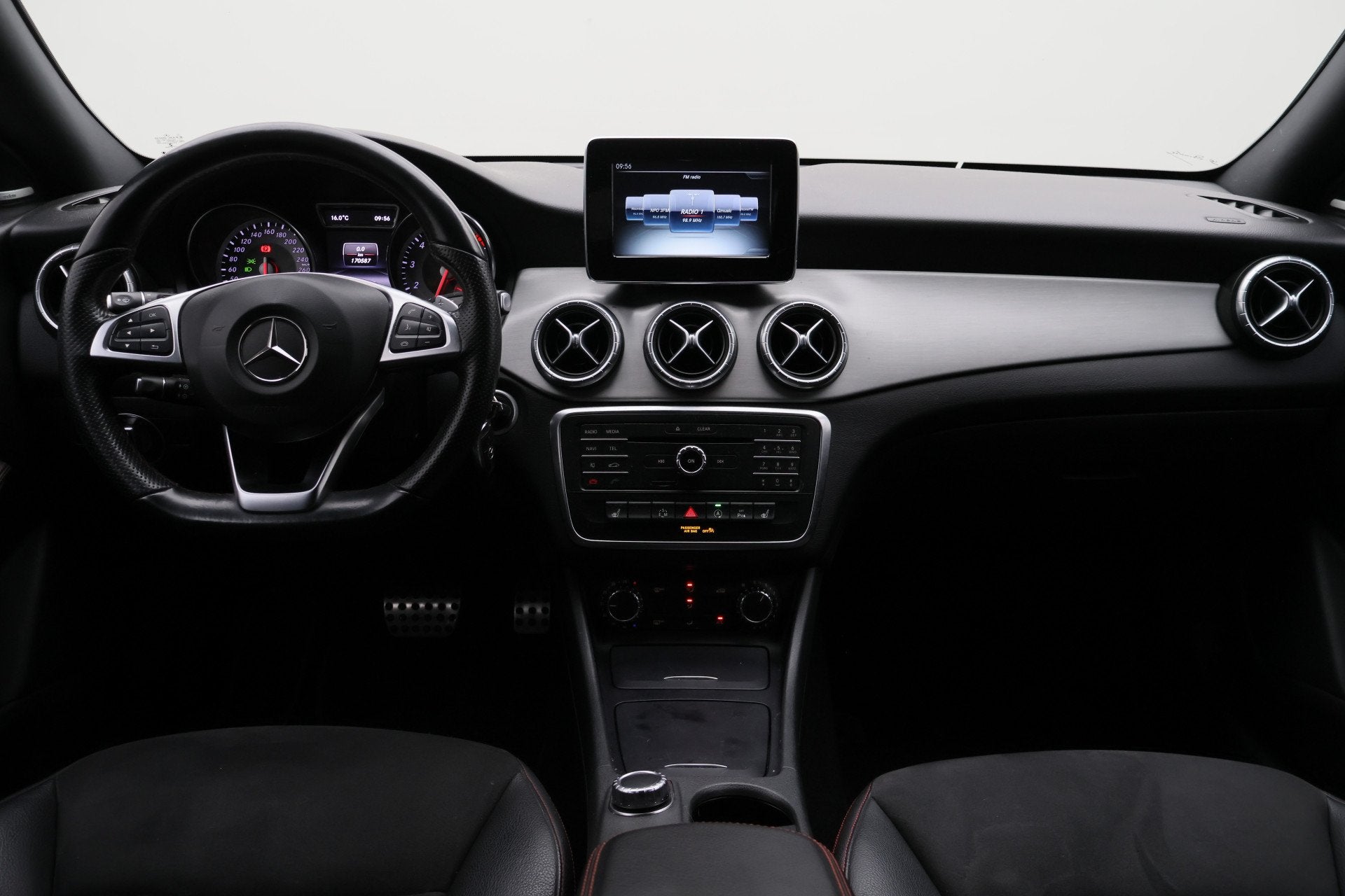Mercedes-Benz CLA-Klasse Shooting Brake 180 AMG Bi-Xenon, H&, CLA, 730 kg, Gebruikt, 4 cilinders