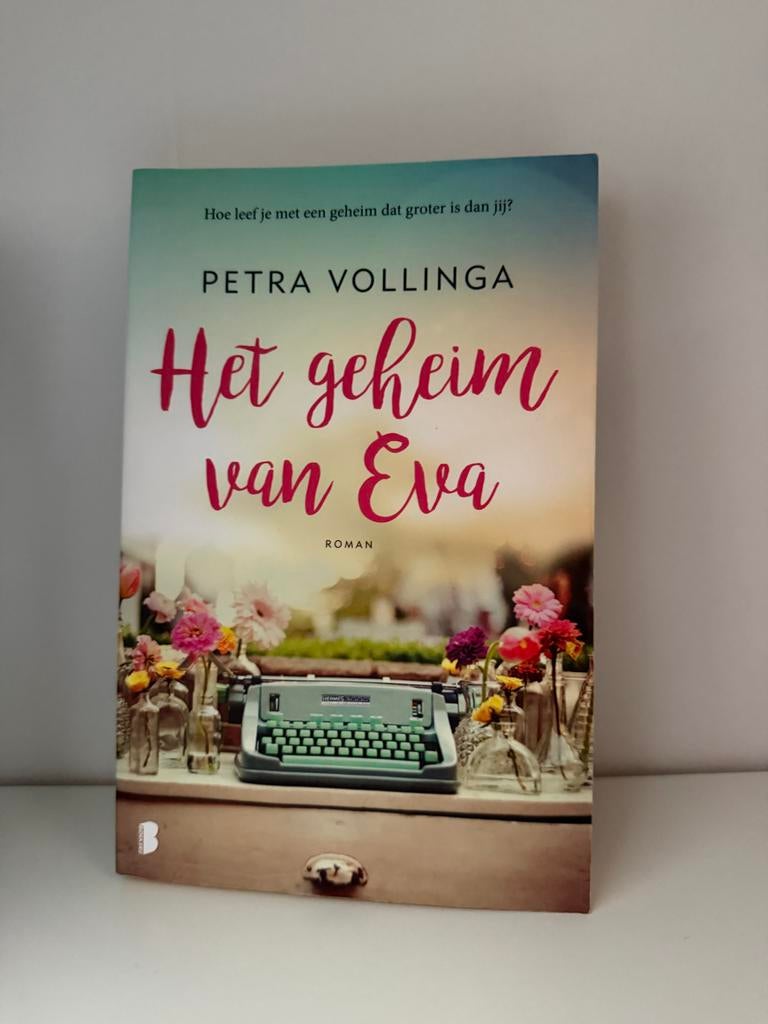 Het geheim van Eva - Petra Vollinga (Roman), Ophalen of Verzenden, Gelezen, Nederland