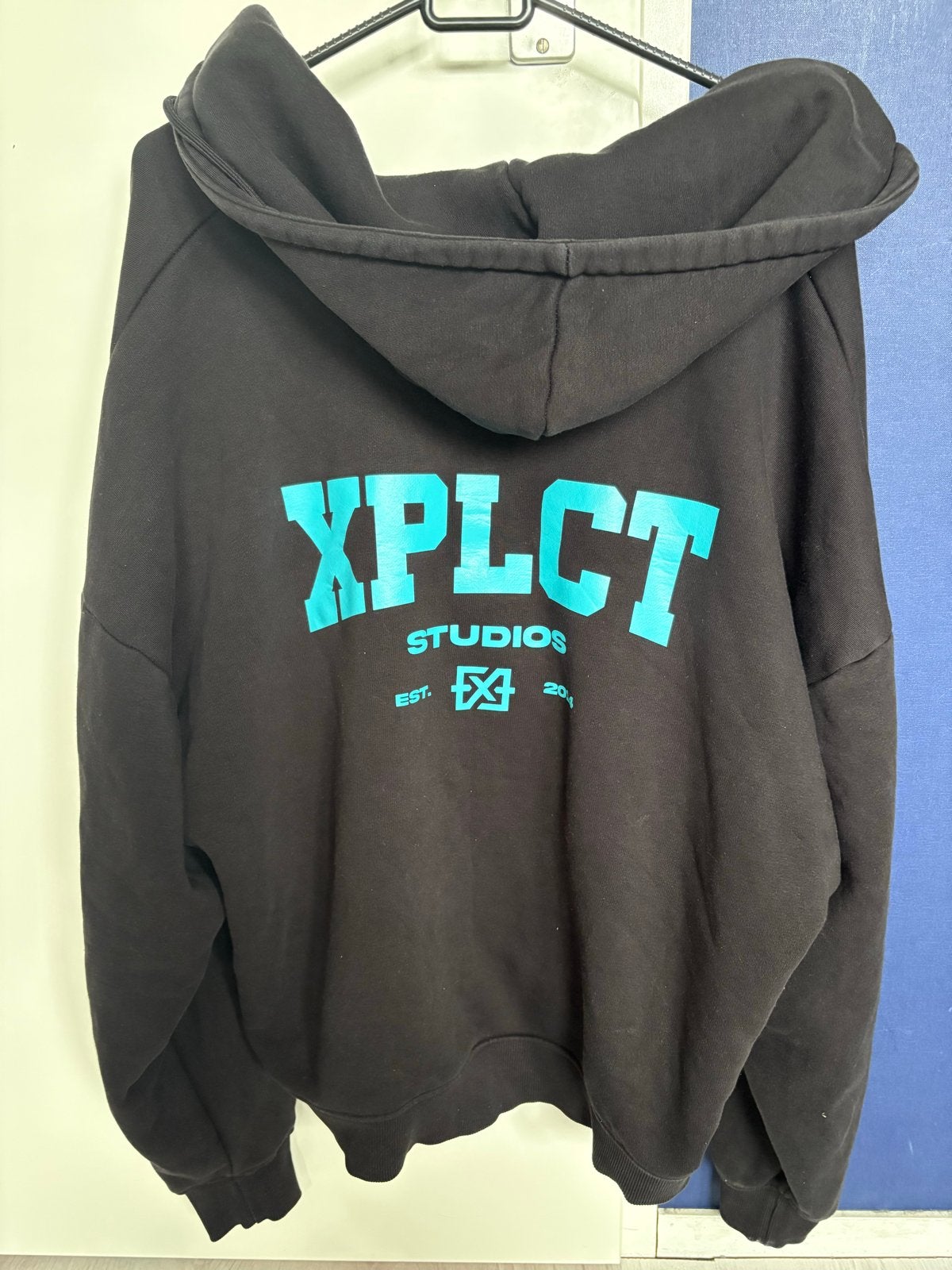 XPLCT Studios Hoodie Zwart met Blauw Logo - Maat L, Ophalen of Verzenden, Zo goed als nieuw, Maat 52/54 (L), Zwart
