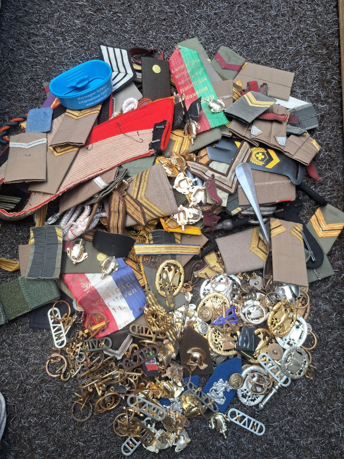 Groot lot militaria diversiteit, Ophalen of Verzenden, Landmacht, Nederland, Embleem of Badge