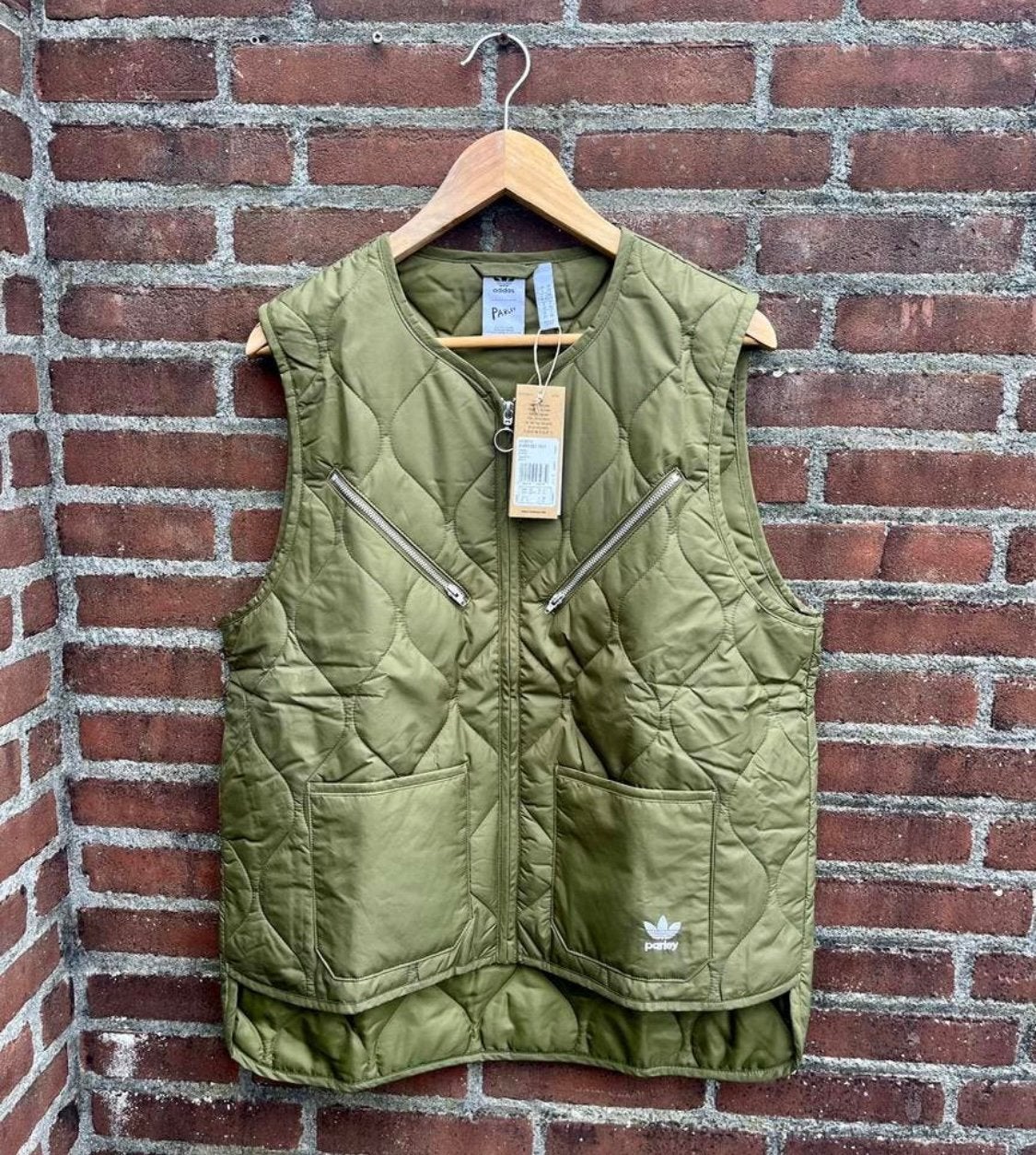 Adidas Parley Bodywarmer Olijfgroen Maat XS/D32/F34/UK6 new, Kleding | Dames, Bodywarmers, Verzenden, Nieuw, Maat 34 (XS) of kleiner
