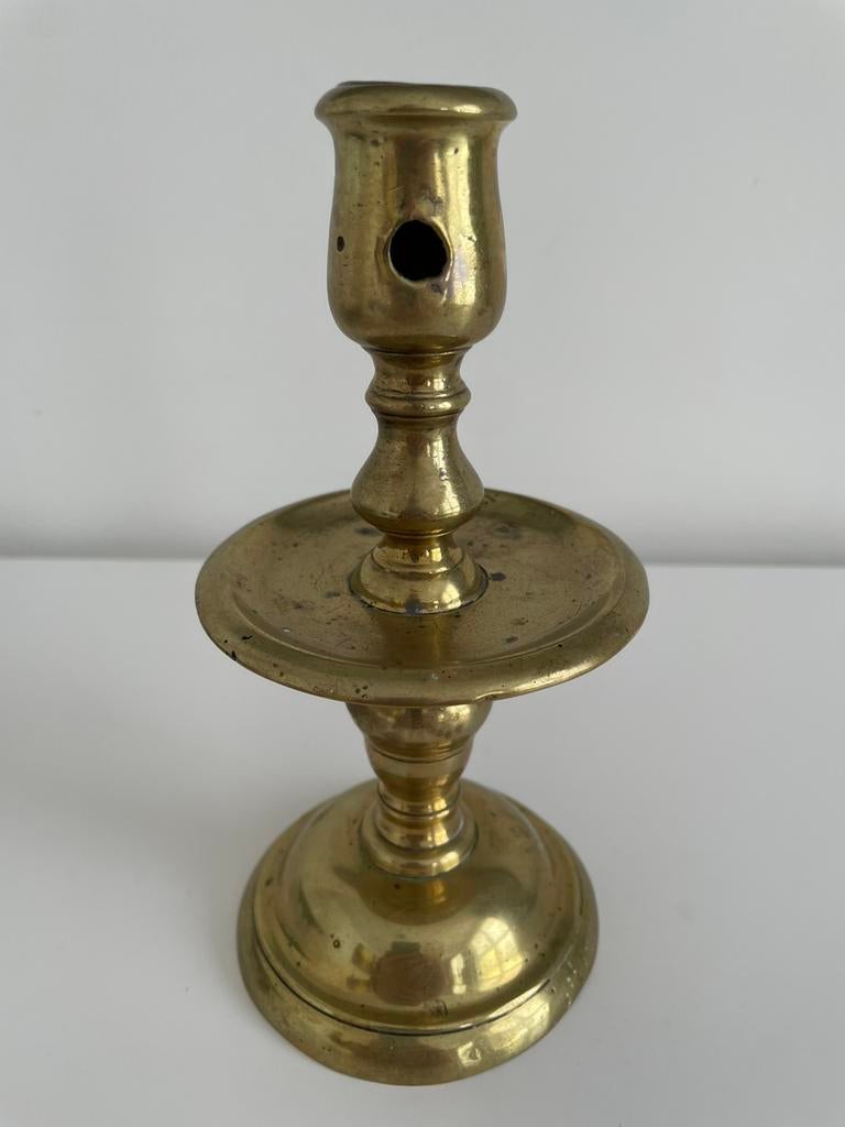 Antieke 17e eeuwse koperen kraagkandelaar schijfkandelaar, Ophalen of Verzenden, Koper of Brons