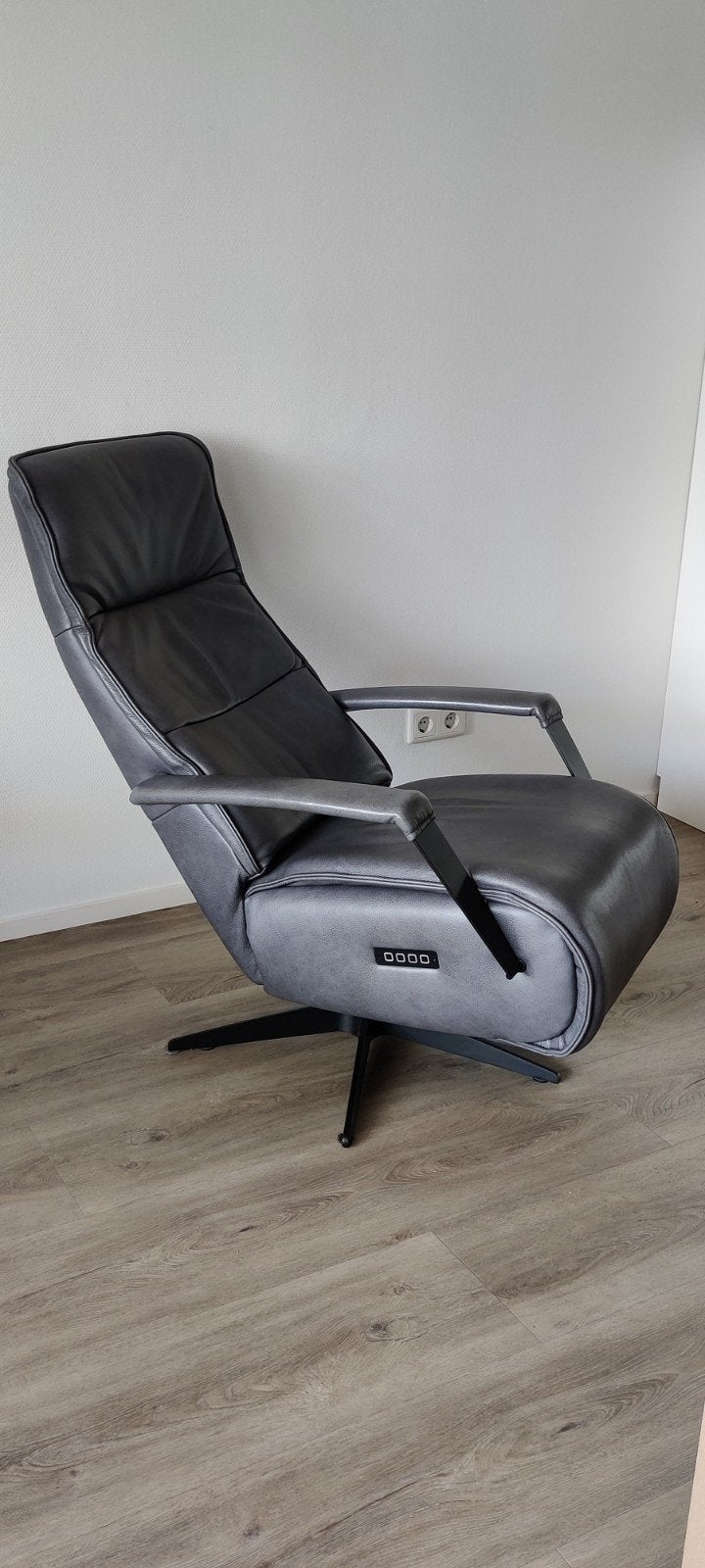 Mooie Inhouse Dalero, elektrisch fauteuil, Ophalen, Zo goed als nieuw, 50 tot 75 cm, Leer