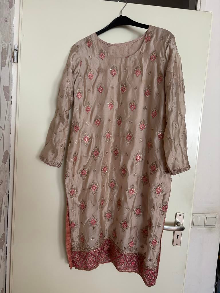 Traditionele Indiase Salwar Kameez - Maat L, Kleding | Dames, Maat 38/40 (M), Overige typen, Beige, Ophalen of Verzenden