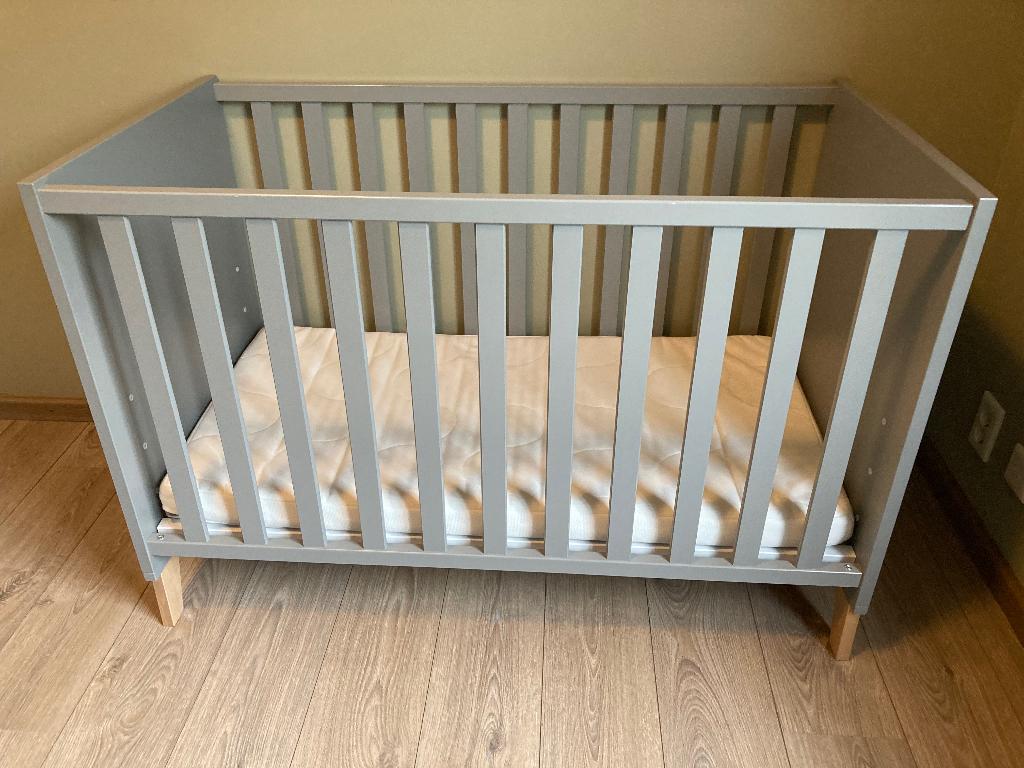 Babykamer ledikant commode grijs, Ophalen, Zo goed als nieuw, Ledikant