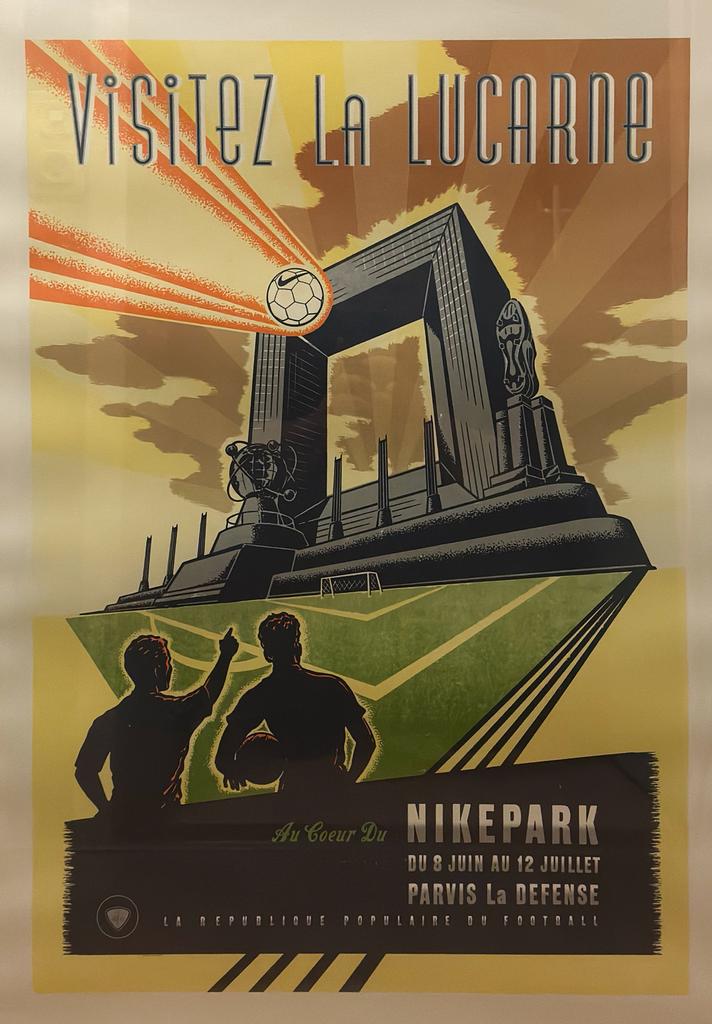Nike poster Parijs 1998 – “Visitez la Lucarne” – ingelijst, Ophalen of Verzenden, A1 t/m A3