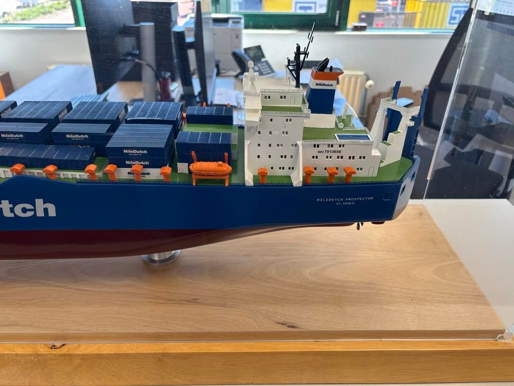 Gedetailleerd schaalmodel containerschip NileDutch, Ophalen, Zo goed als nieuw, Groter dan 1:32, Overige merken